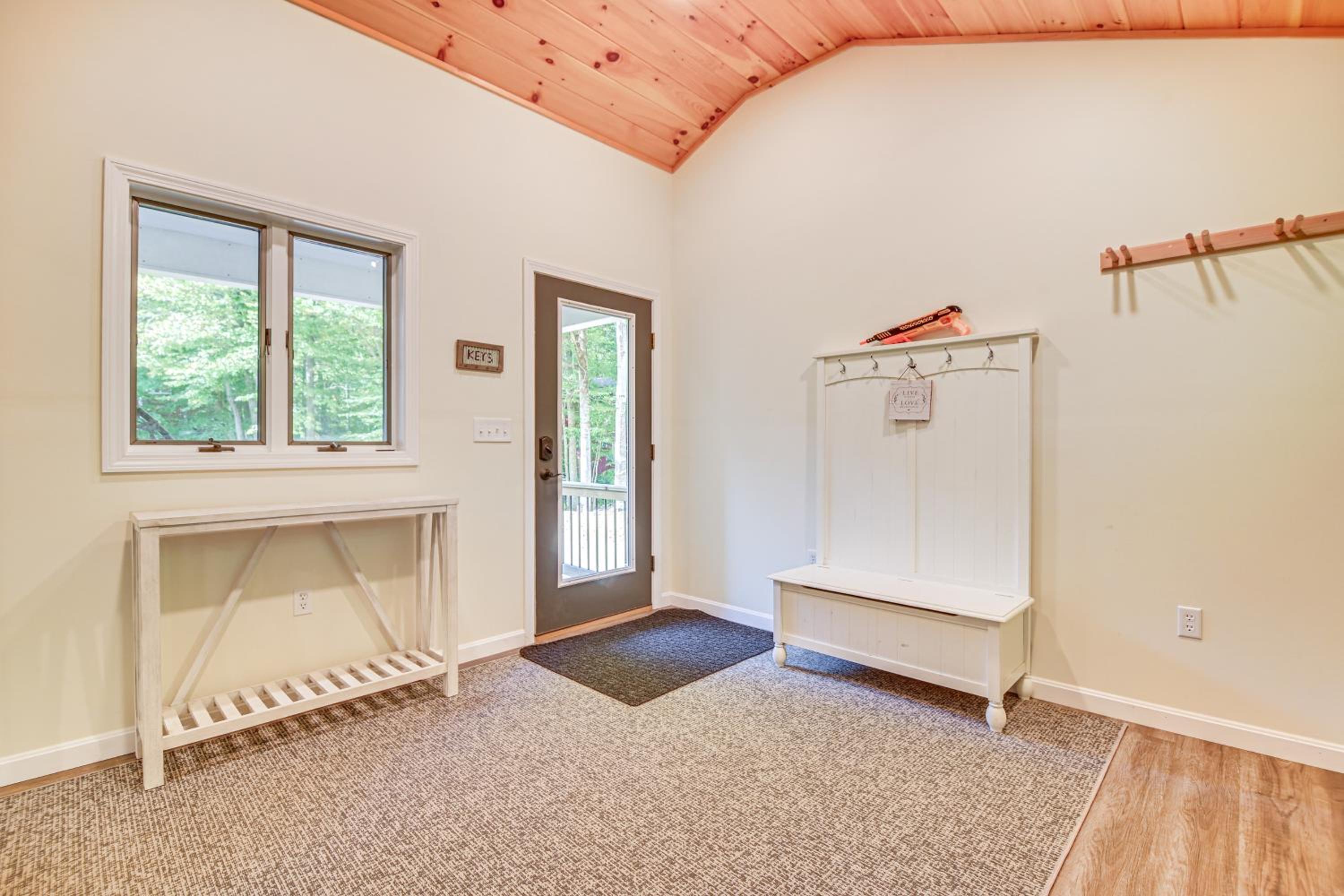 Hike, Leaf-Peep, Ski Hideaway with Private Hot Tub!