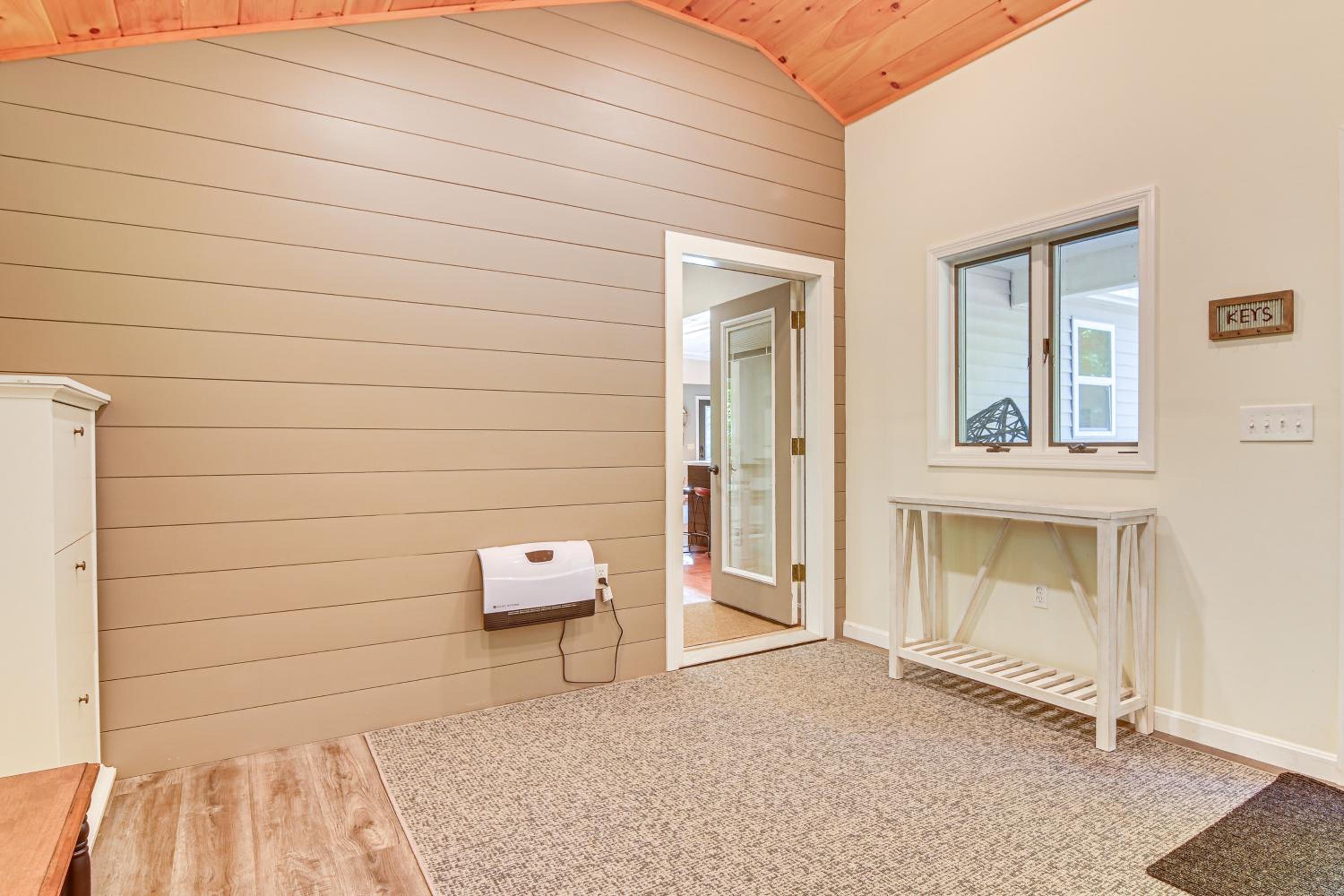 Hike, Leaf-Peep, Ski Hideaway with Private Hot Tub!