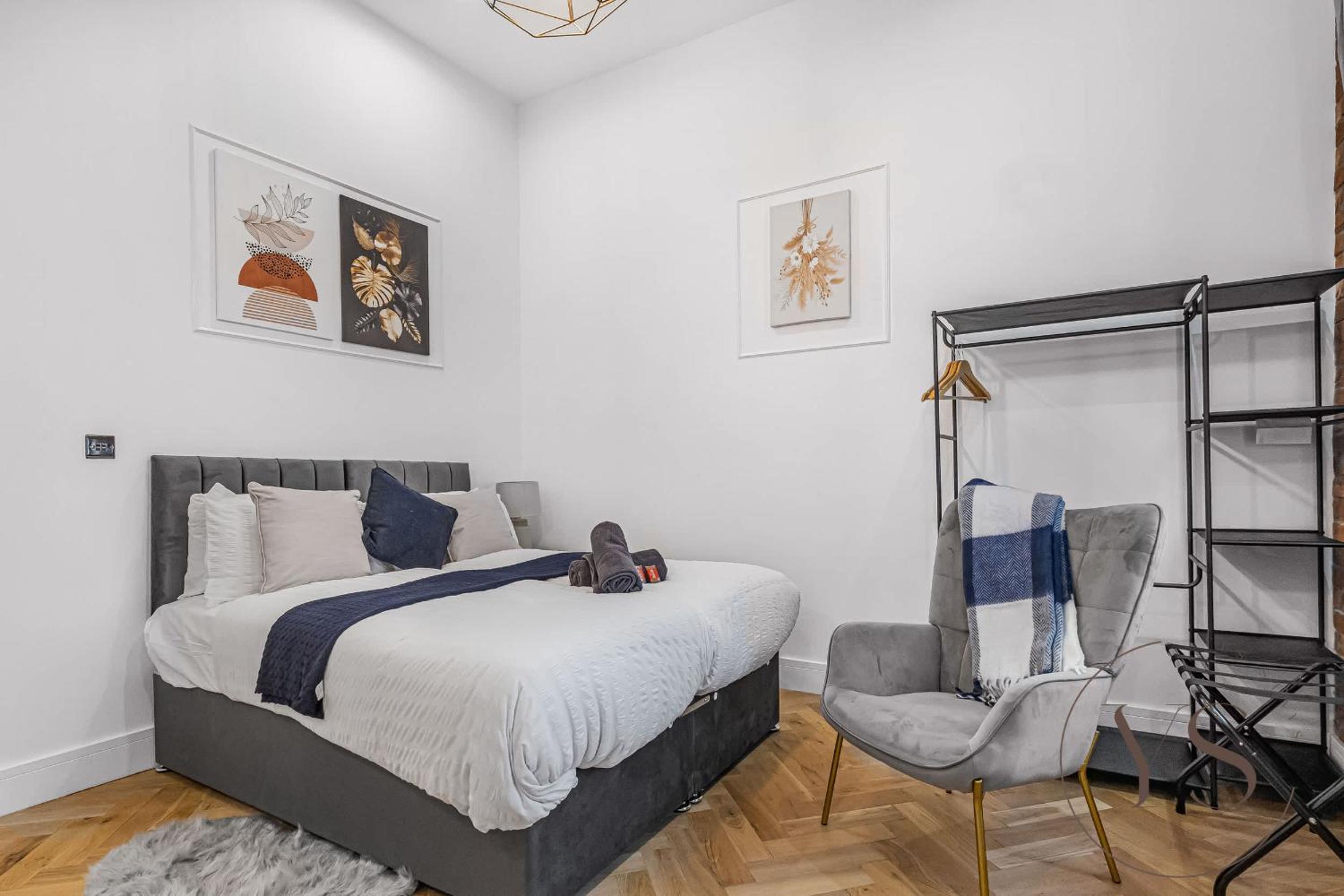 Birmingham 5BR Cosy Apartment - Wi-Fi, Games, Play Station