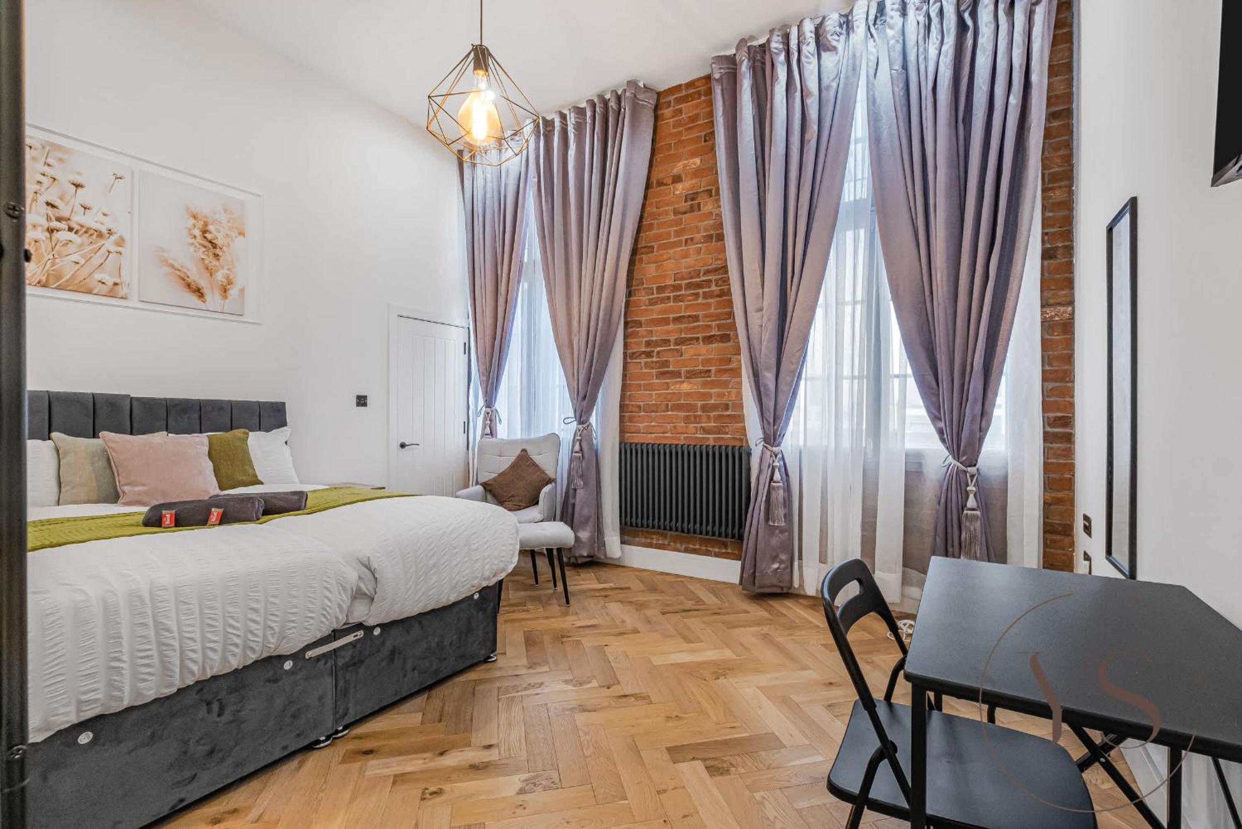 Birmingham 5BR Cosy Apartment - Wi-Fi, Games, Play Station
