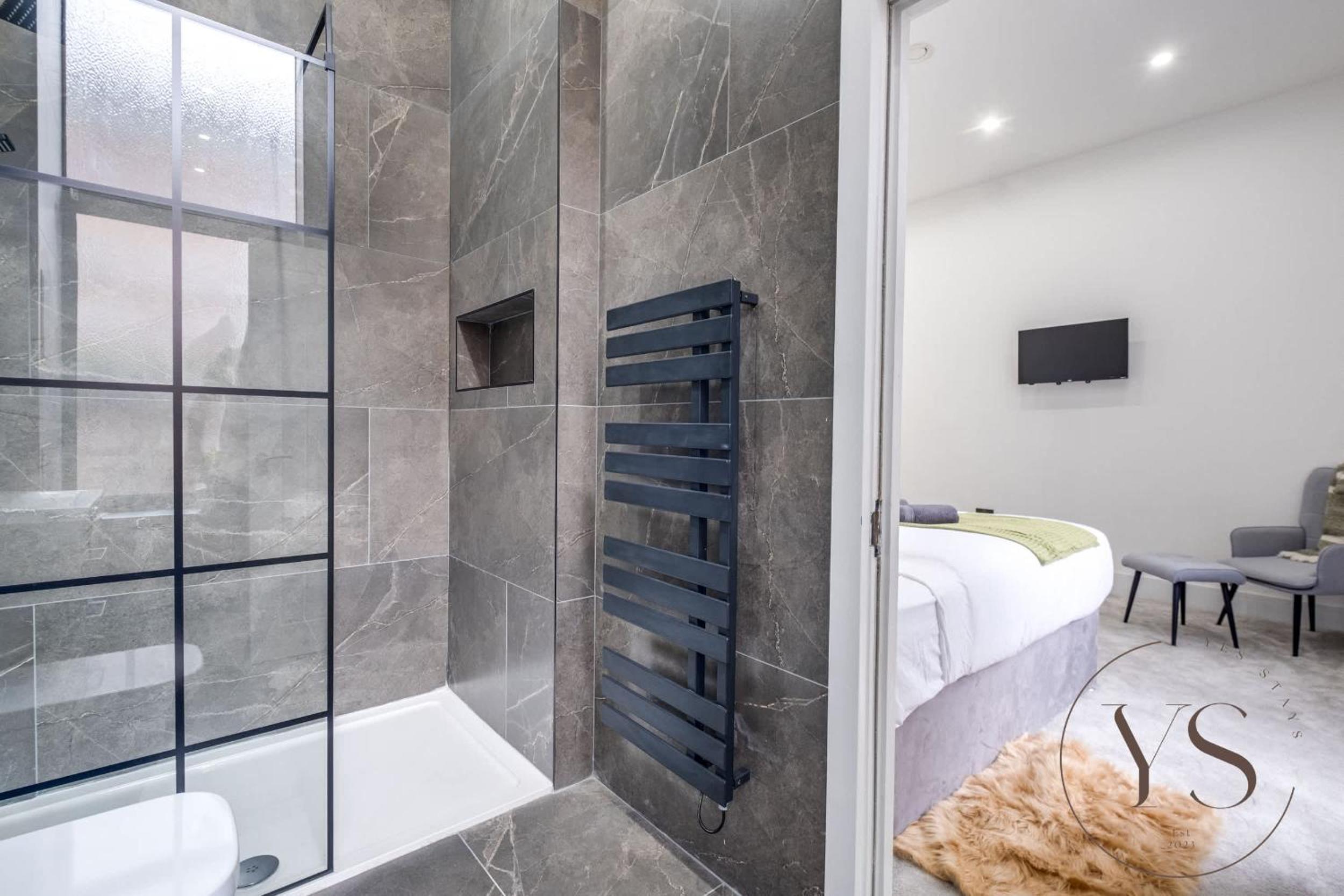 Birmingham 5BR Cosy Apartment - Wi-Fi, Games, Play Station