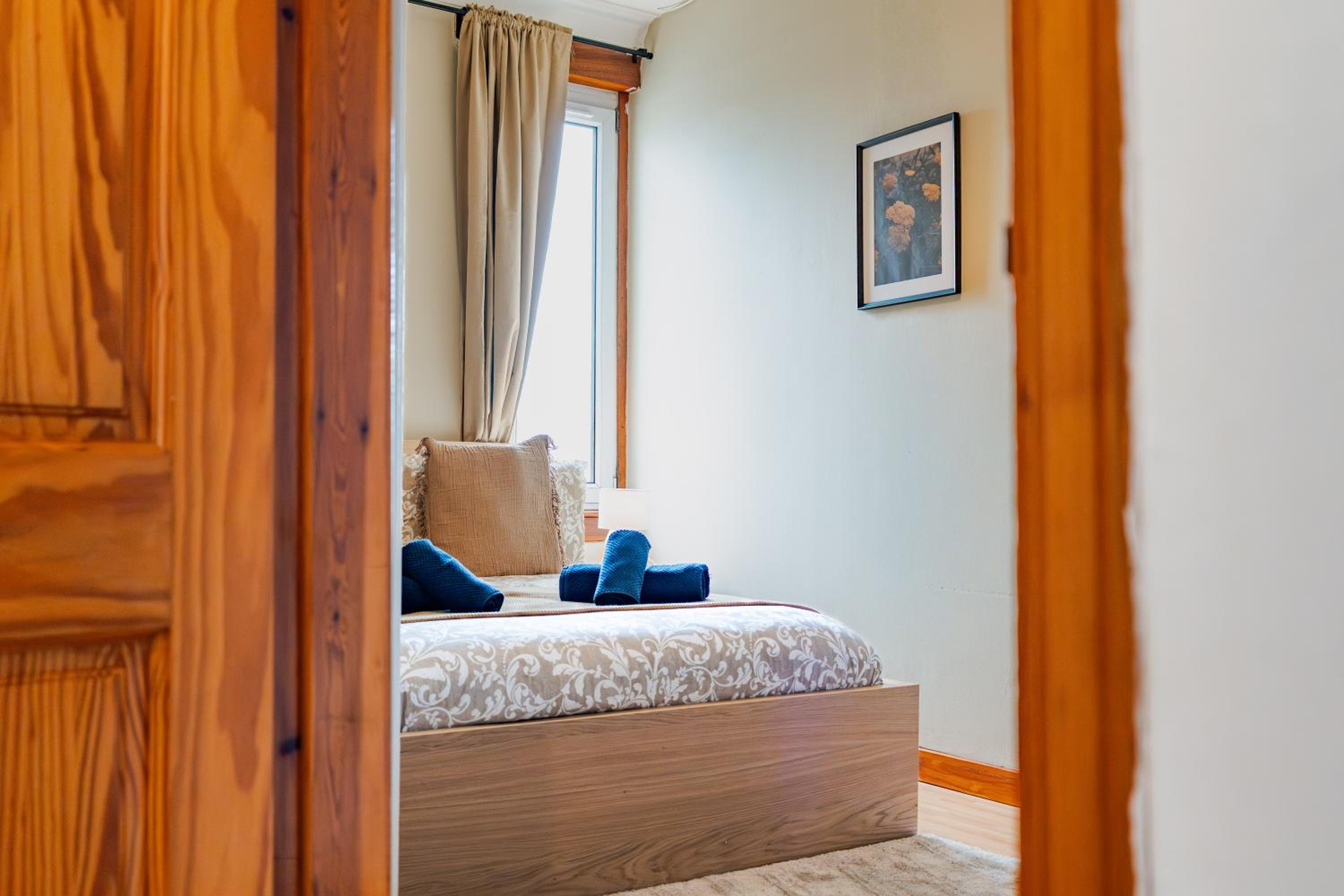 2Bed Upper Cottage-Street Parking-by Holiday Homes