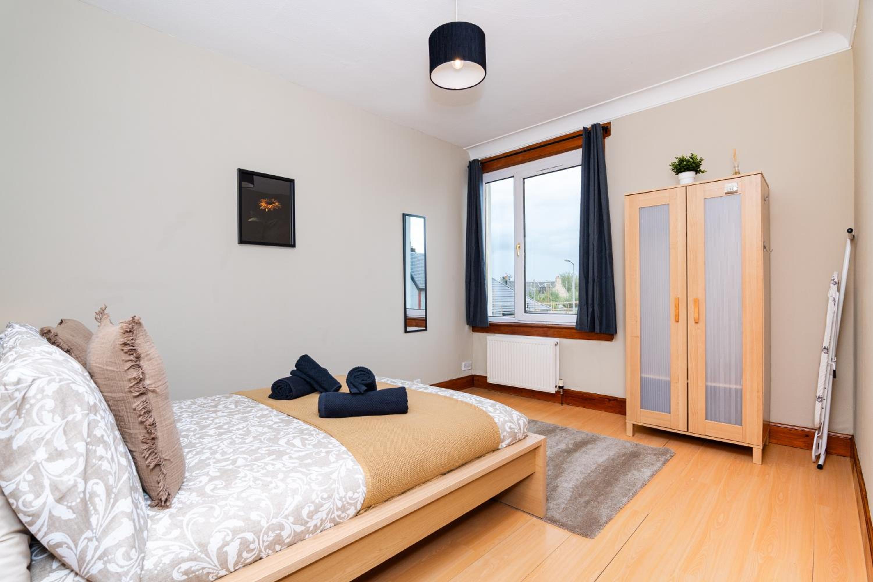 2Bed Upper Cottage-Street Parking-by Holiday Homes