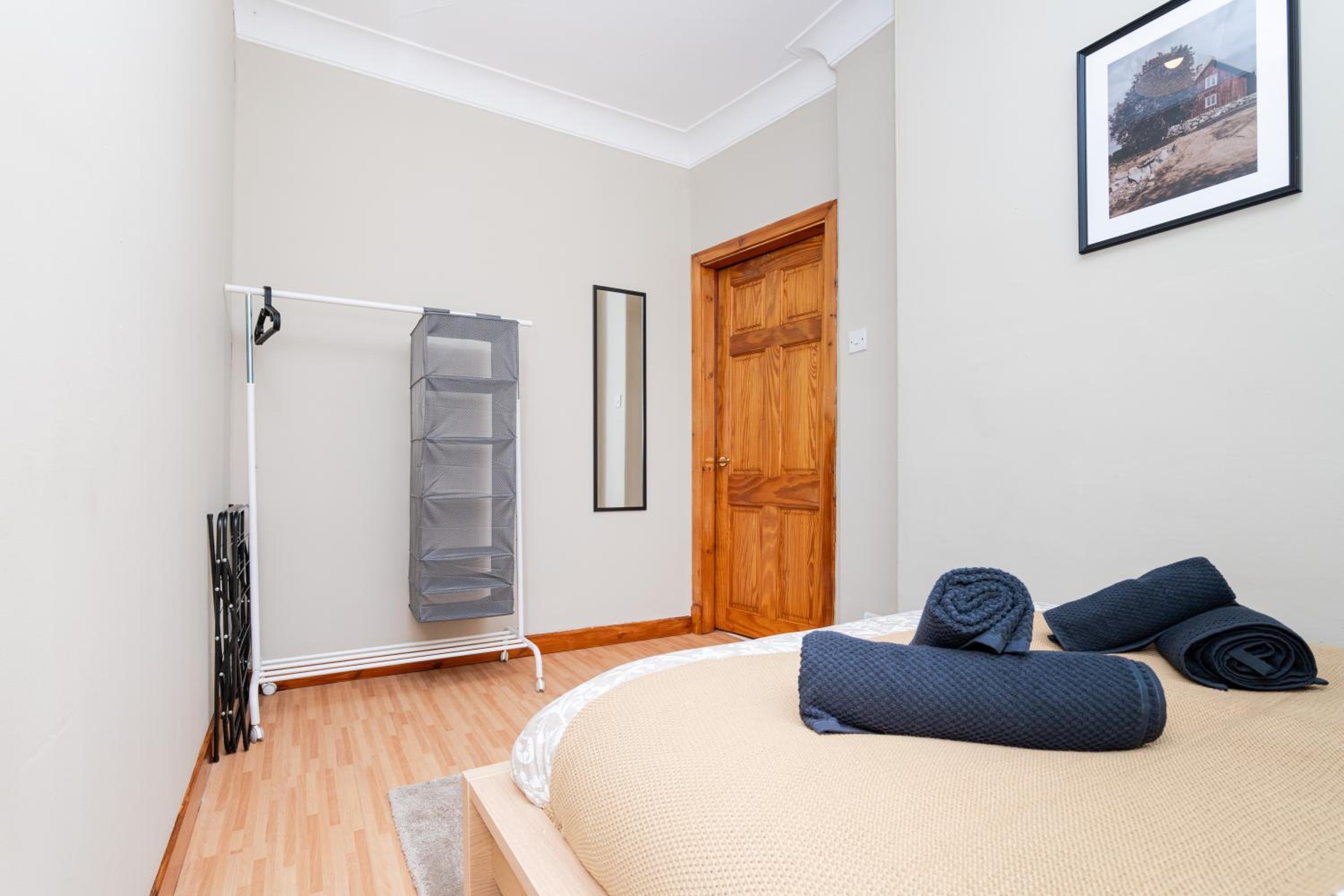 2Bed Upper Cottage-Street Parking-by Holiday Homes