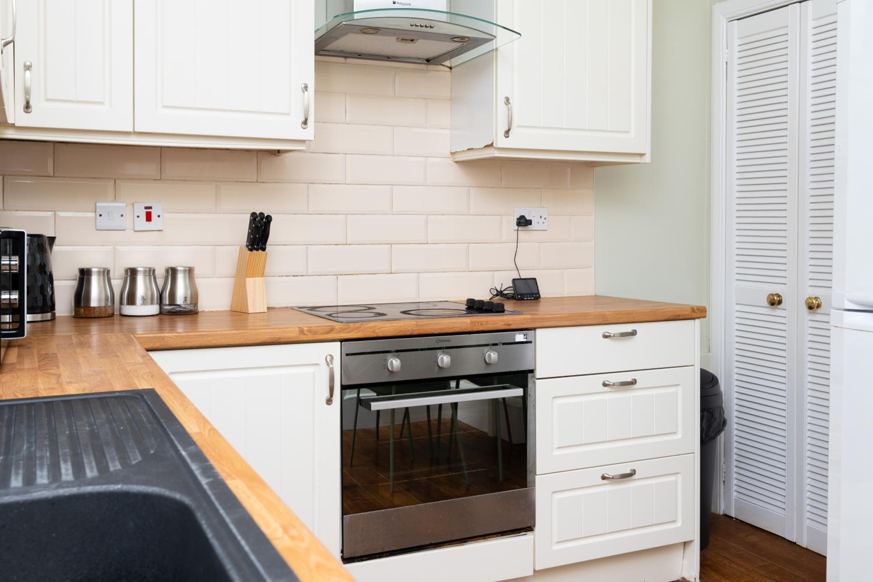 2Bed Upper Cottage-Street Parking-by Holiday Homes
