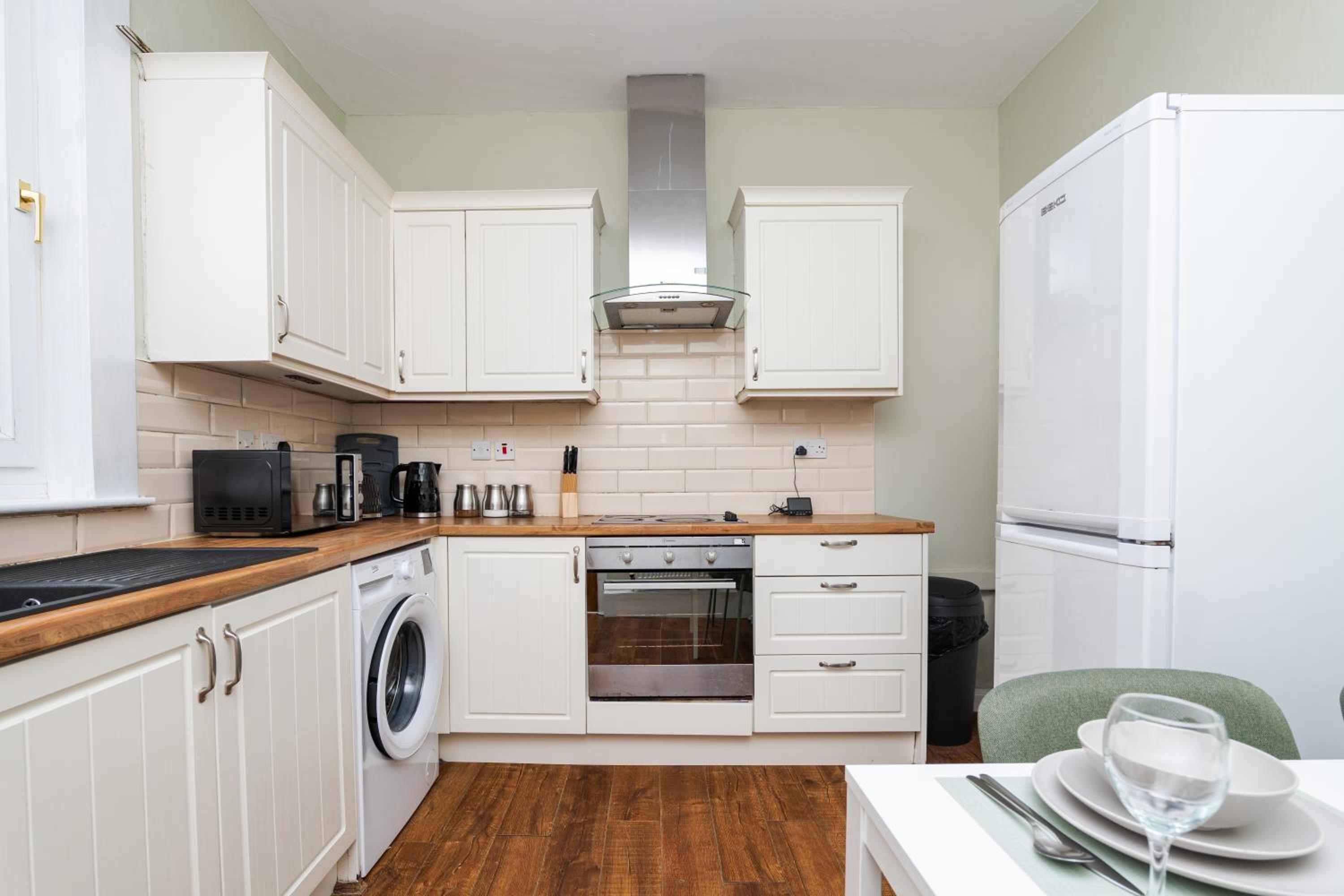 2Bed Upper Cottage-Street Parking-by Holiday Homes