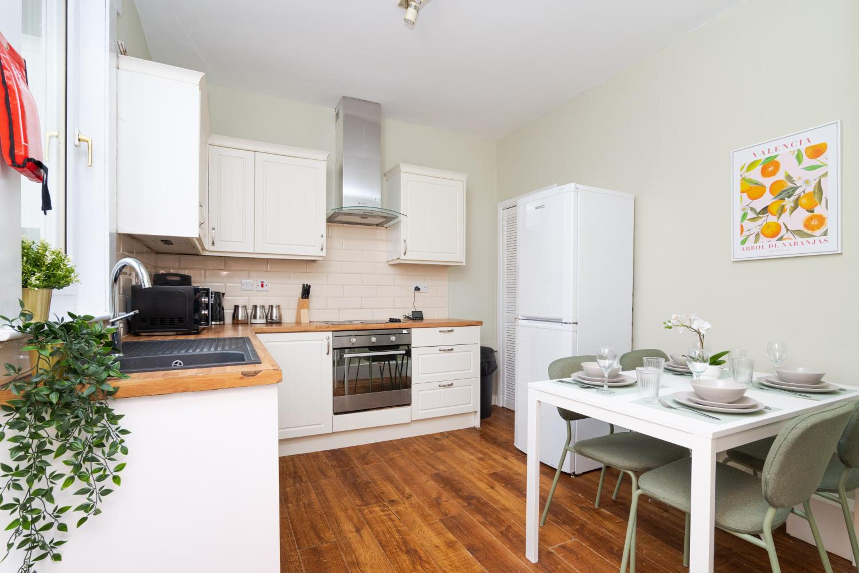 2Bed Upper Cottage-Street Parking-by Holiday Homes
