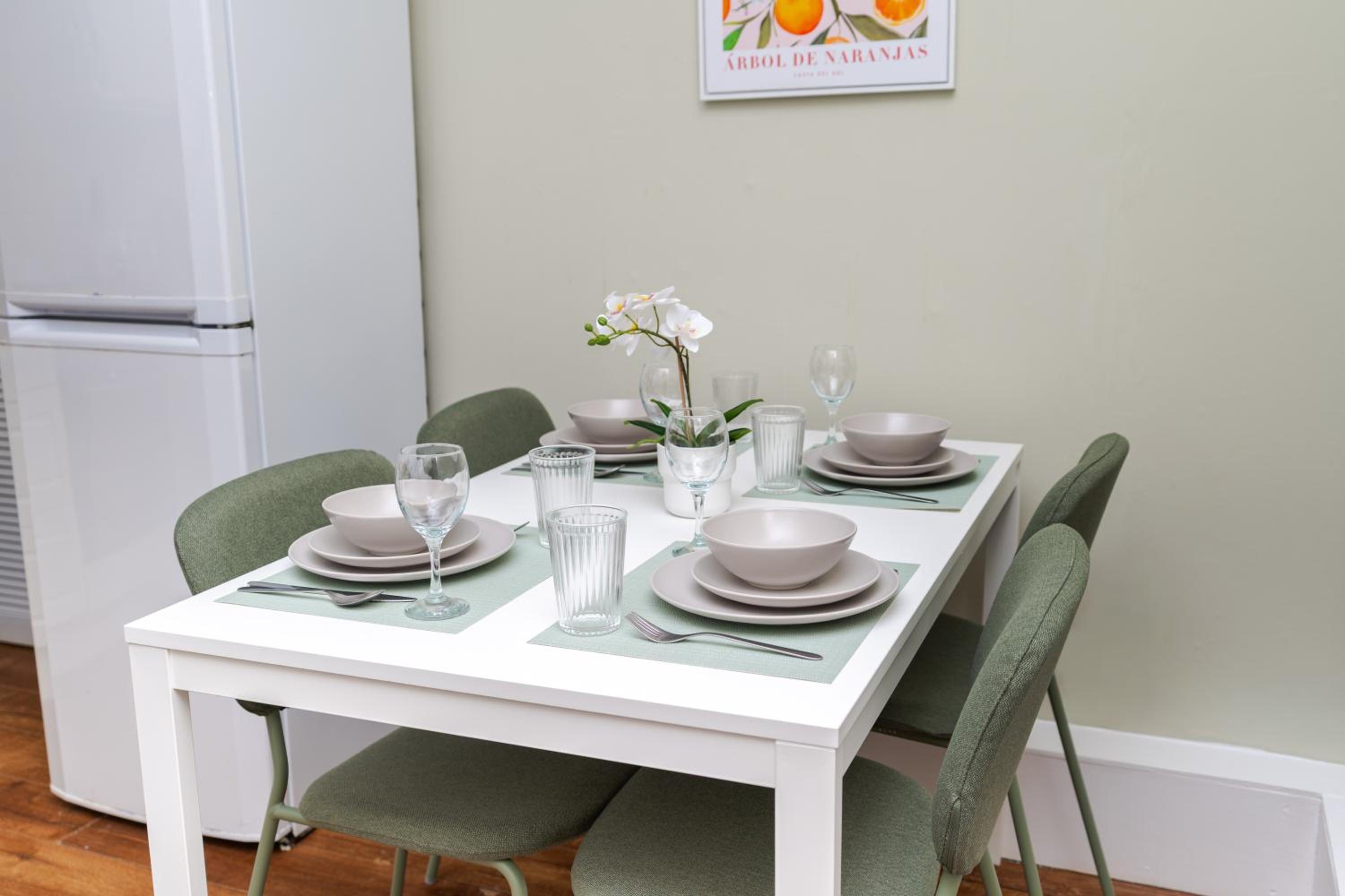 2Bed Upper Cottage-Street Parking-by Holiday Homes