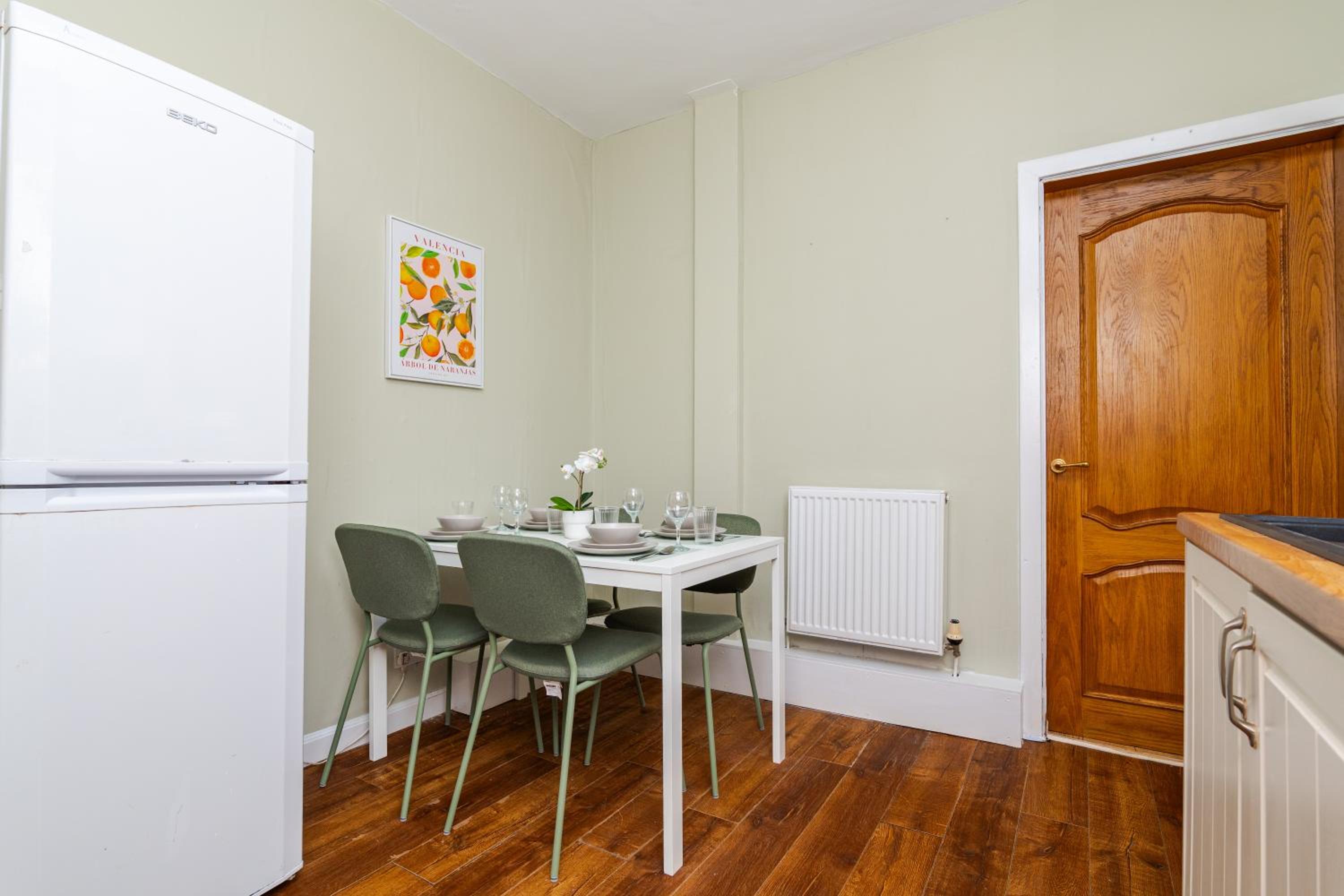 2Bed Upper Cottage-Street Parking-by Holiday Homes