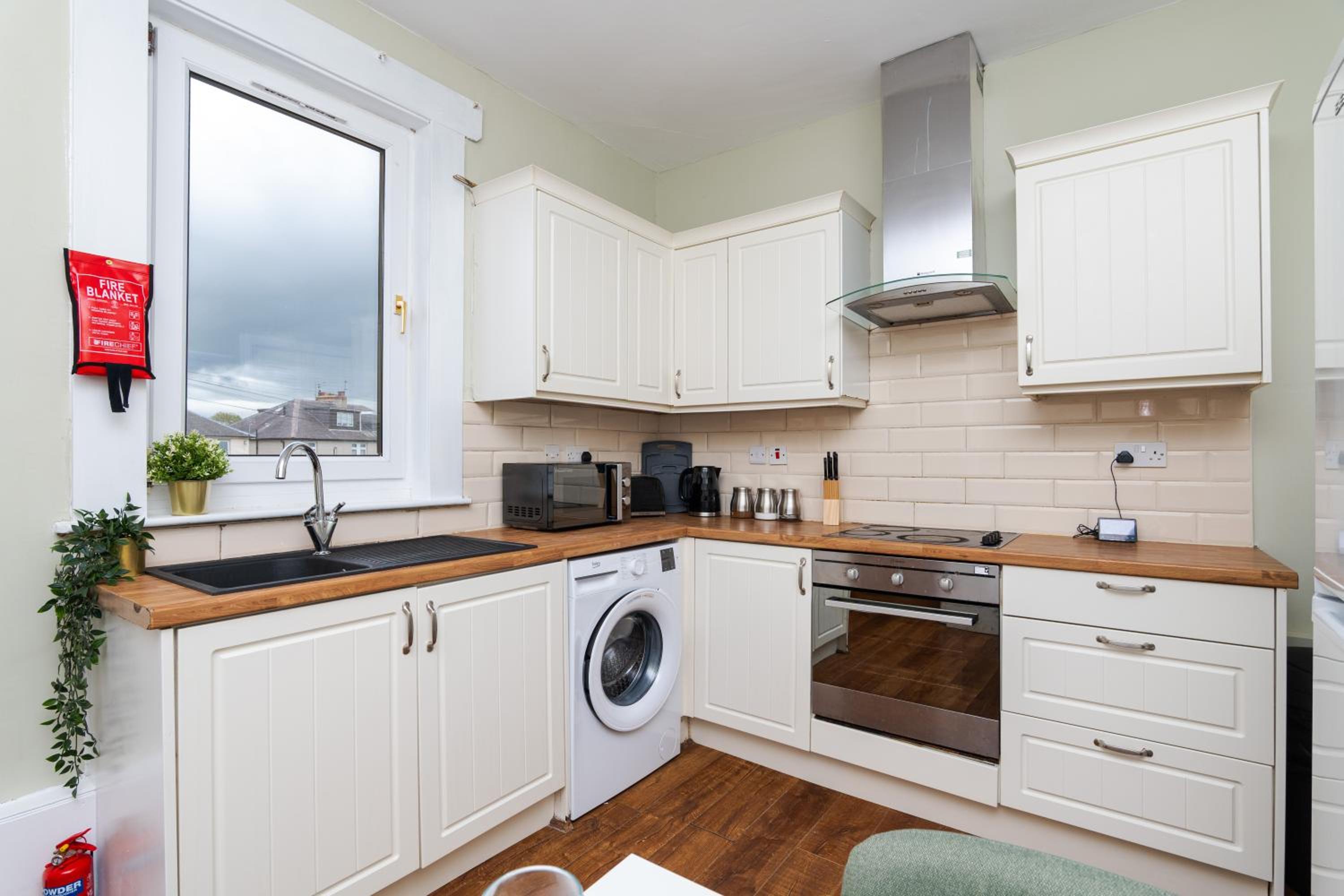 2Bed Upper Cottage-Street Parking-by Holiday Homes