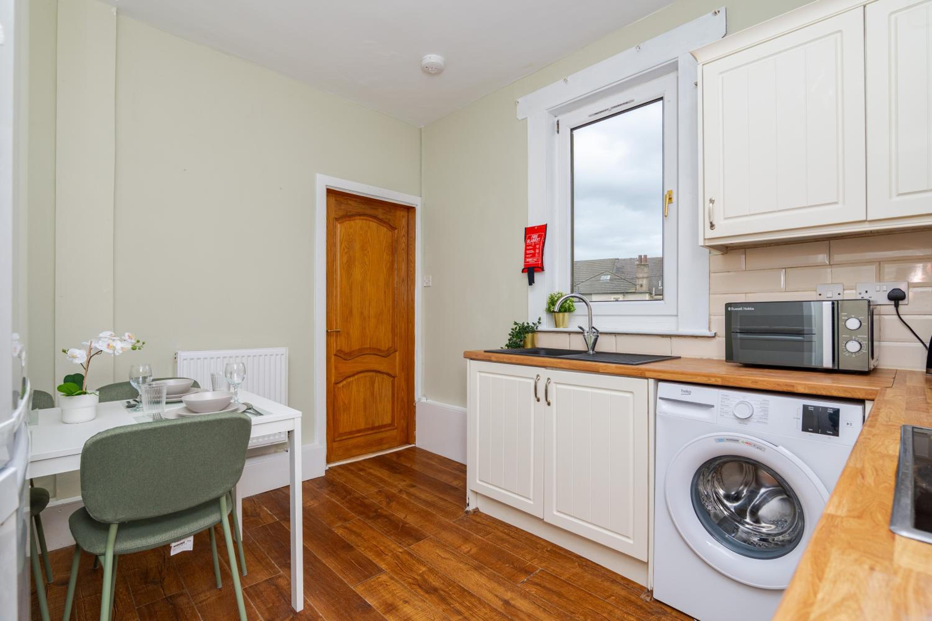 2Bed Upper Cottage-Street Parking-by Holiday Homes