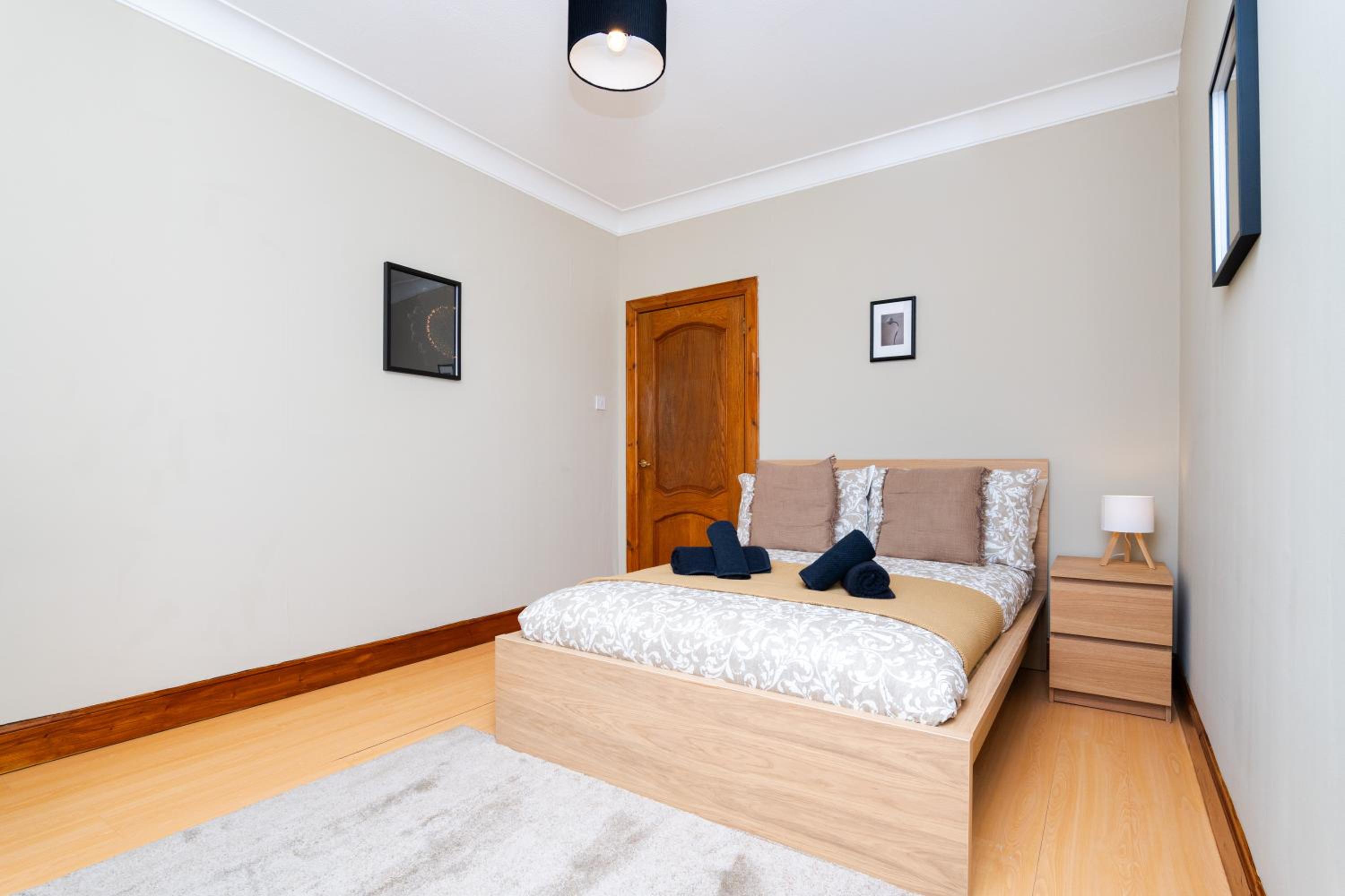 2Bed Upper Cottage-Street Parking-by Holiday Homes