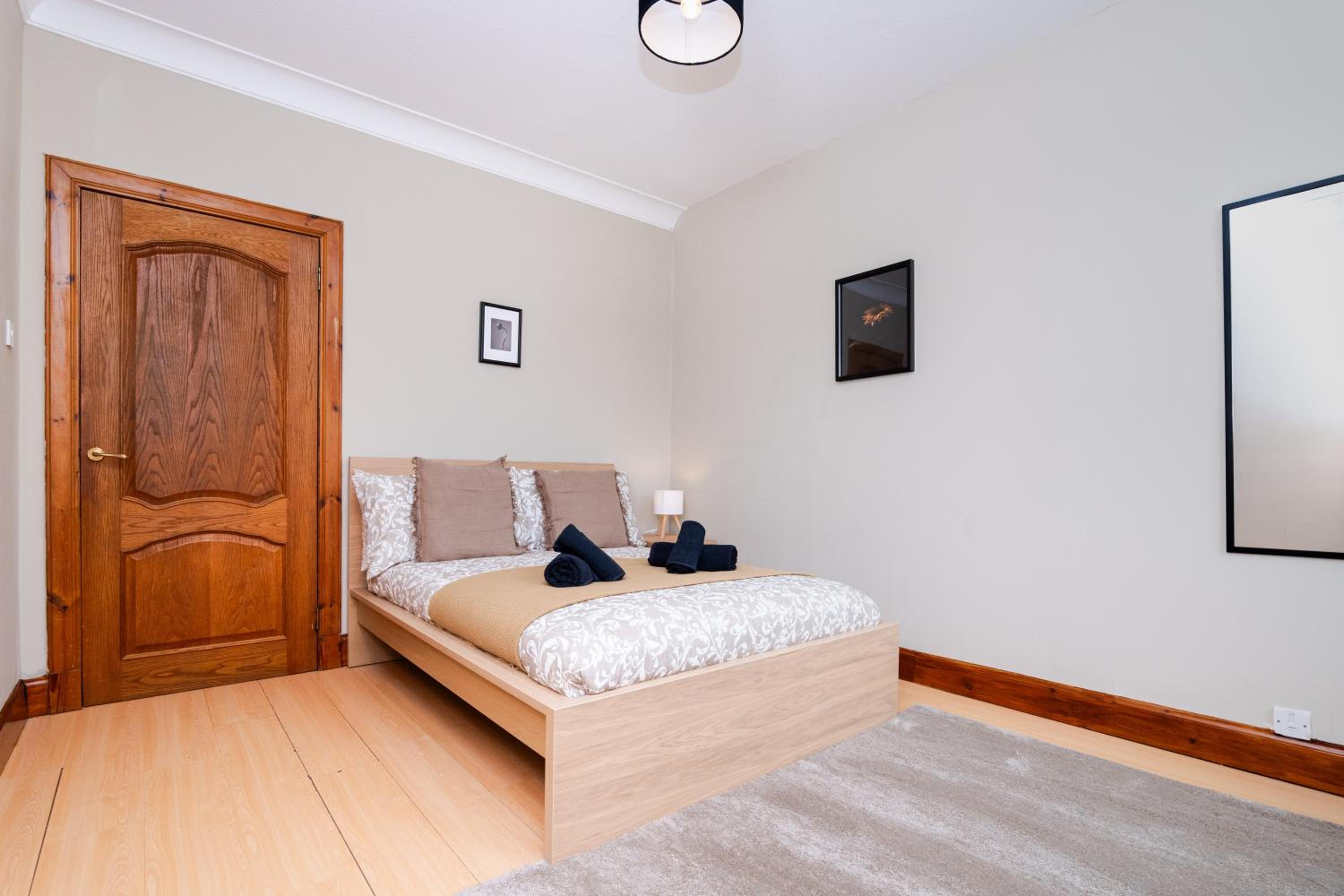 2Bed Upper Cottage-Street Parking-by Holiday Homes