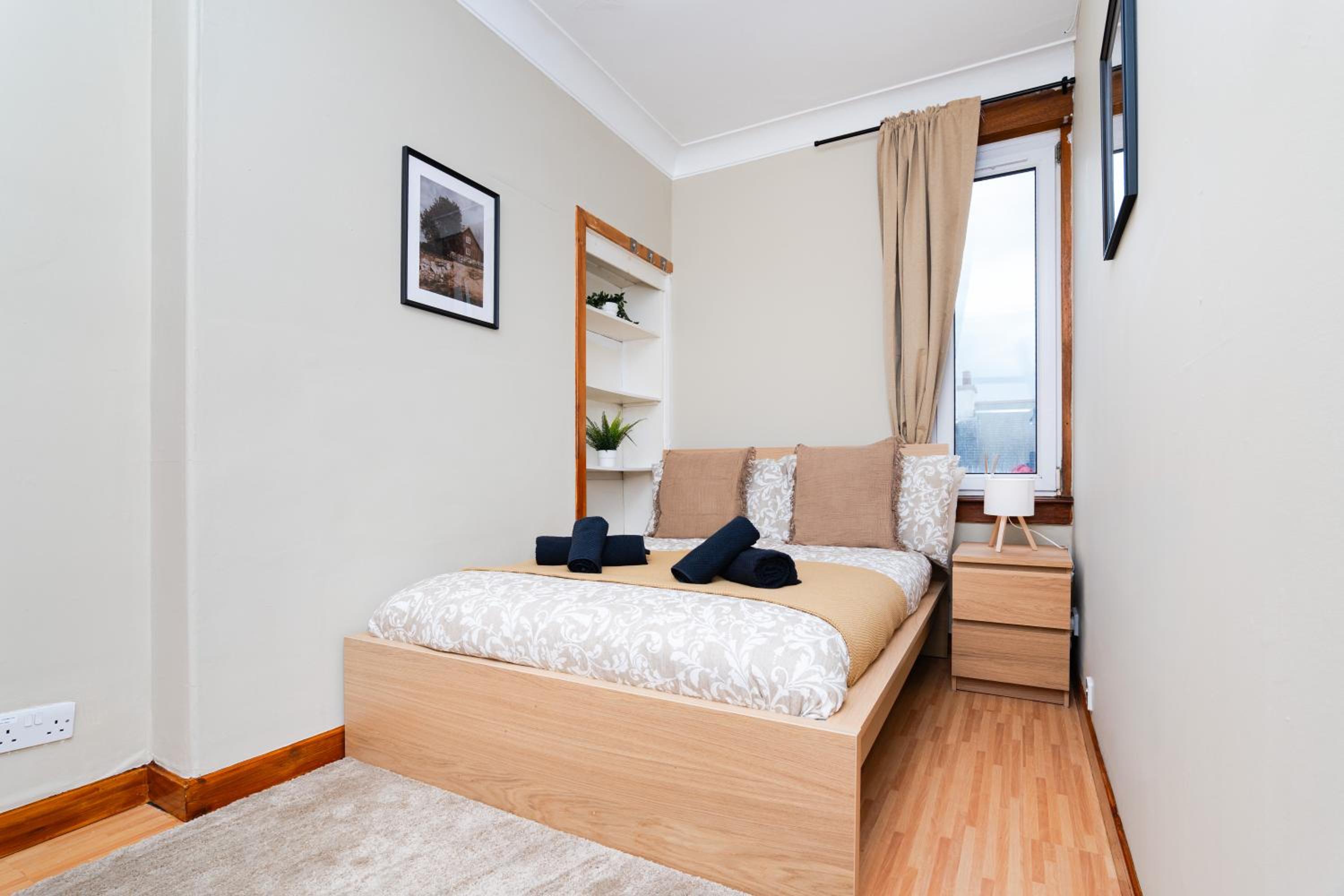 2Bed Upper Cottage-Street Parking-by Holiday Homes