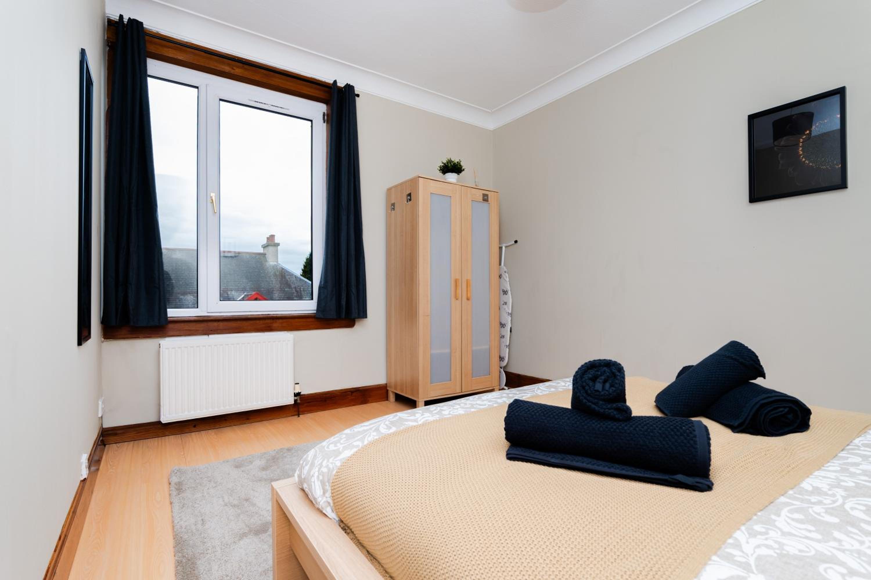 2Bed Upper Cottage-Street Parking-by Holiday Homes
