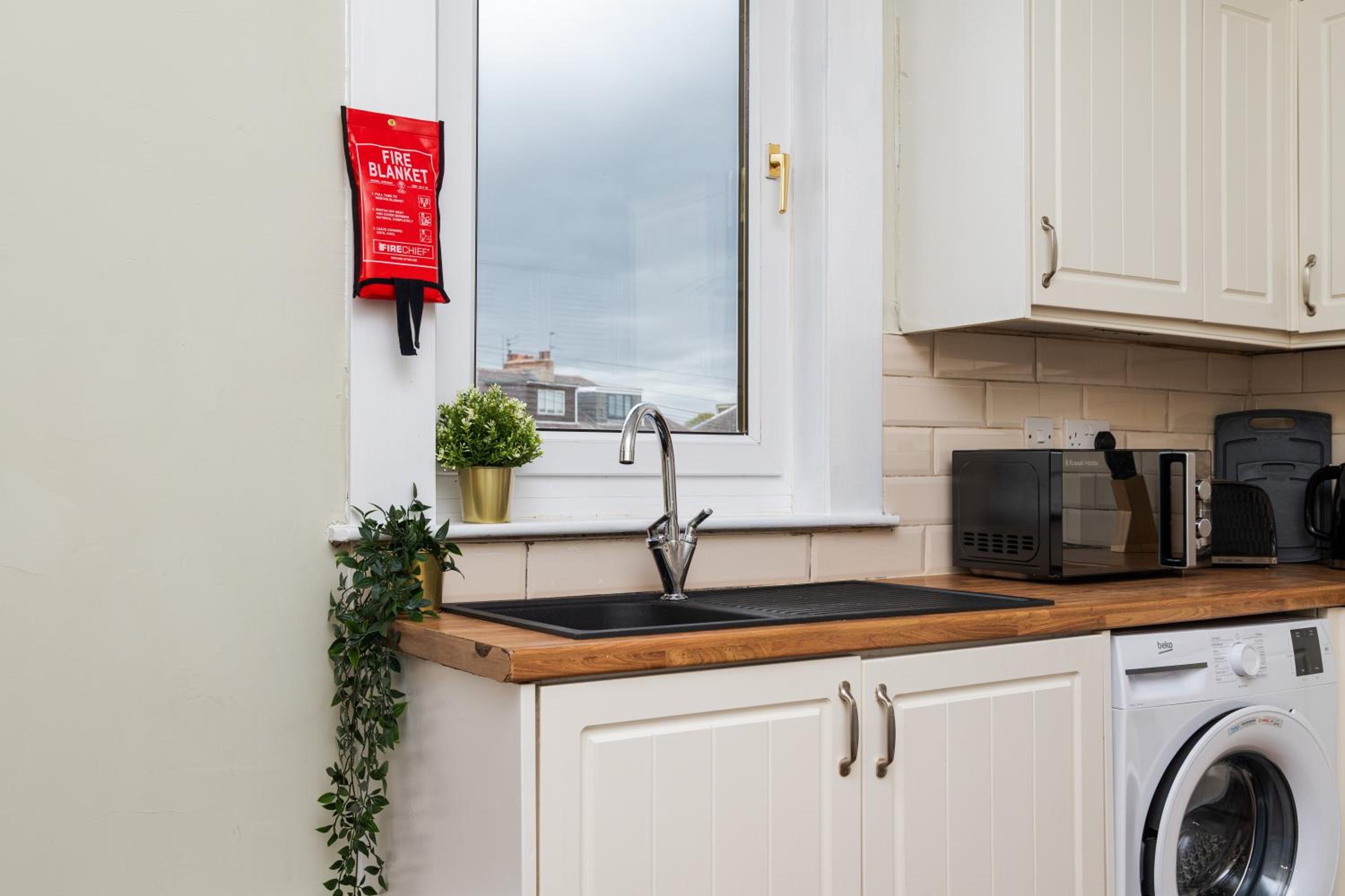 2Bed Upper Cottage-Street Parking-by Holiday Homes