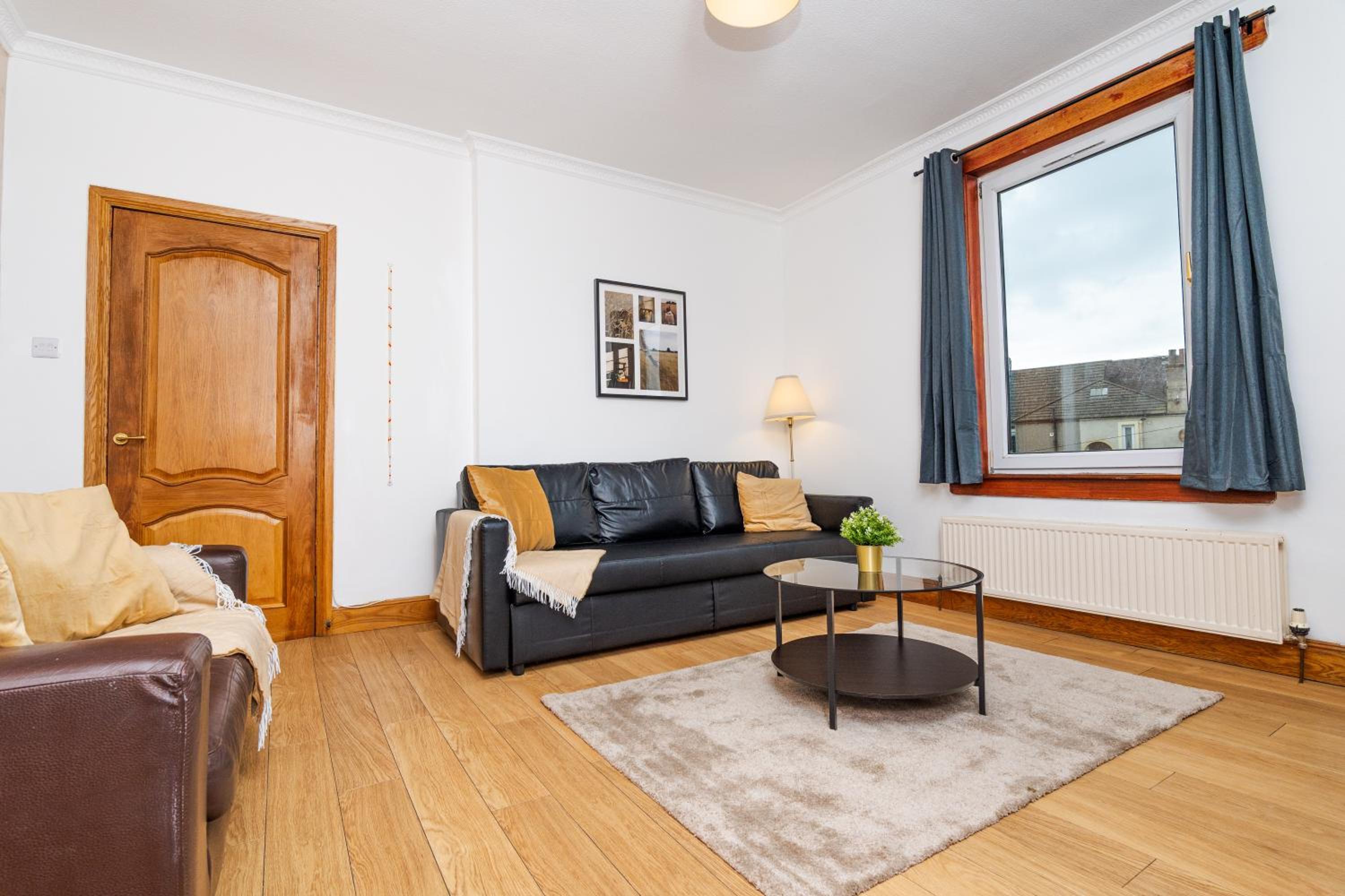 2Bed Upper Cottage-Street Parking-by Holiday Homes