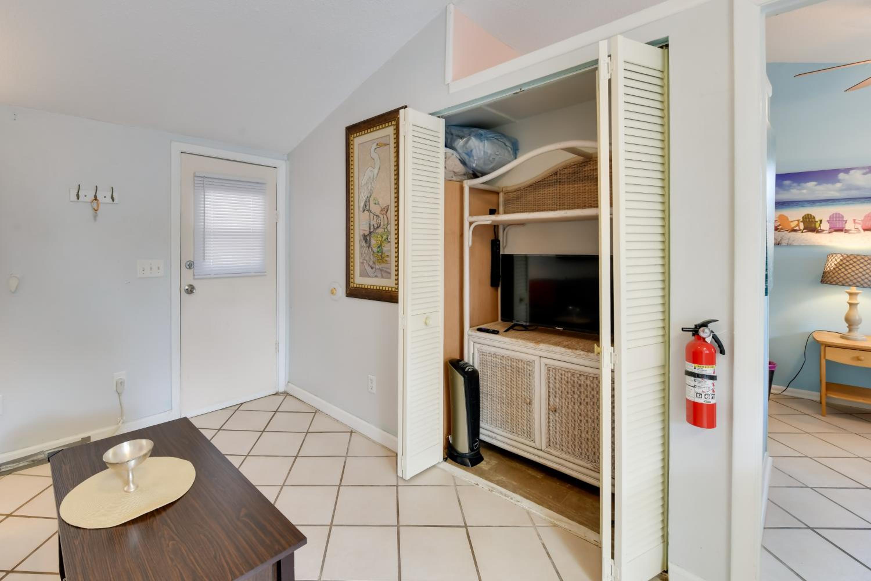 1 Mi to Nokomis Beach Quiet Getaway with Fire Pit