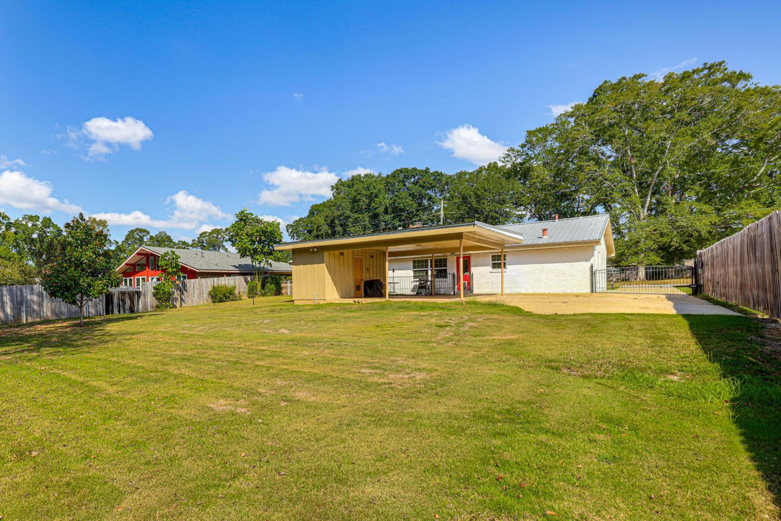 Quiet, Stylish and Convenient Home in Prattville