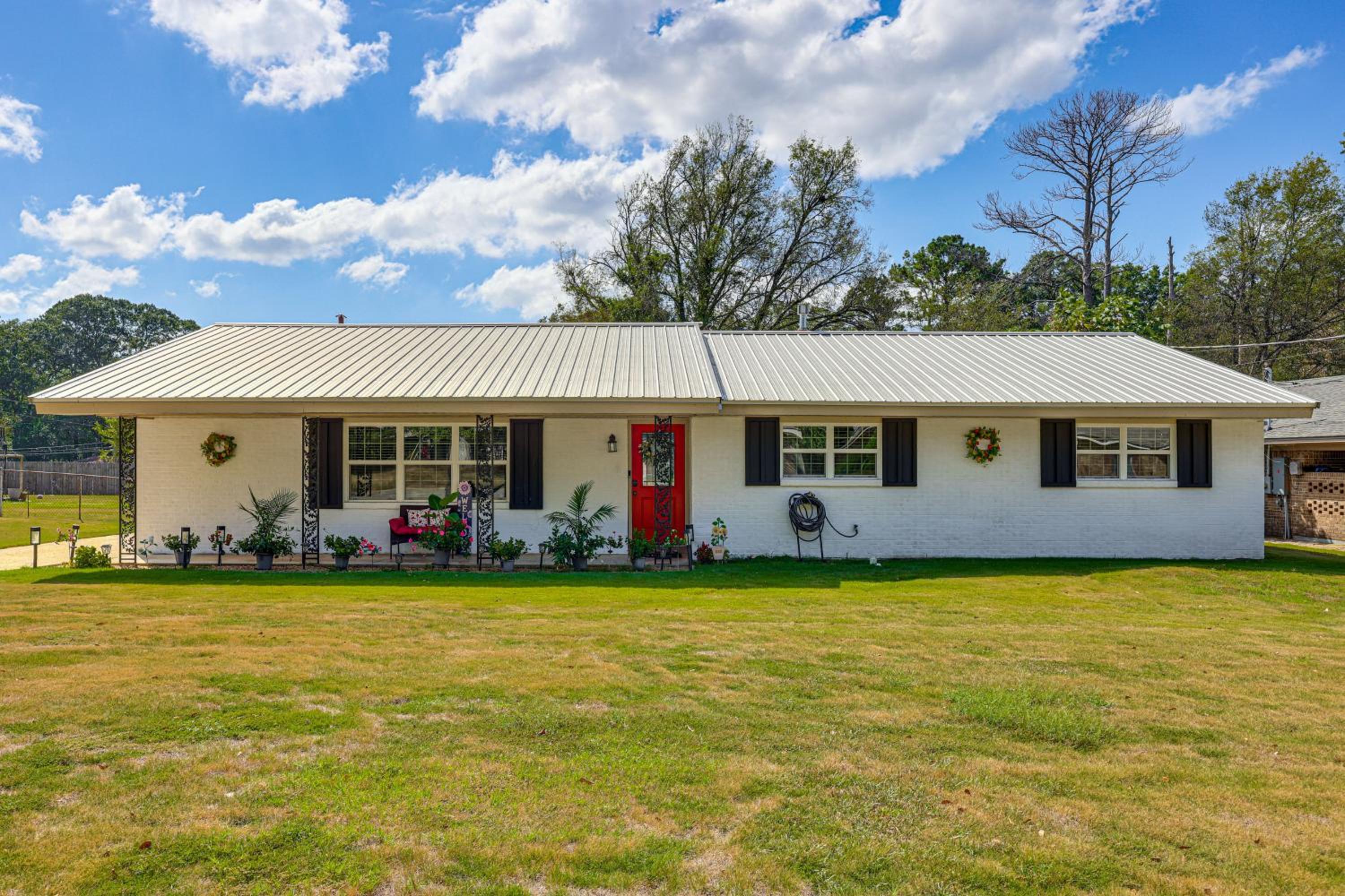 Quiet, Stylish and Convenient Home in Prattville