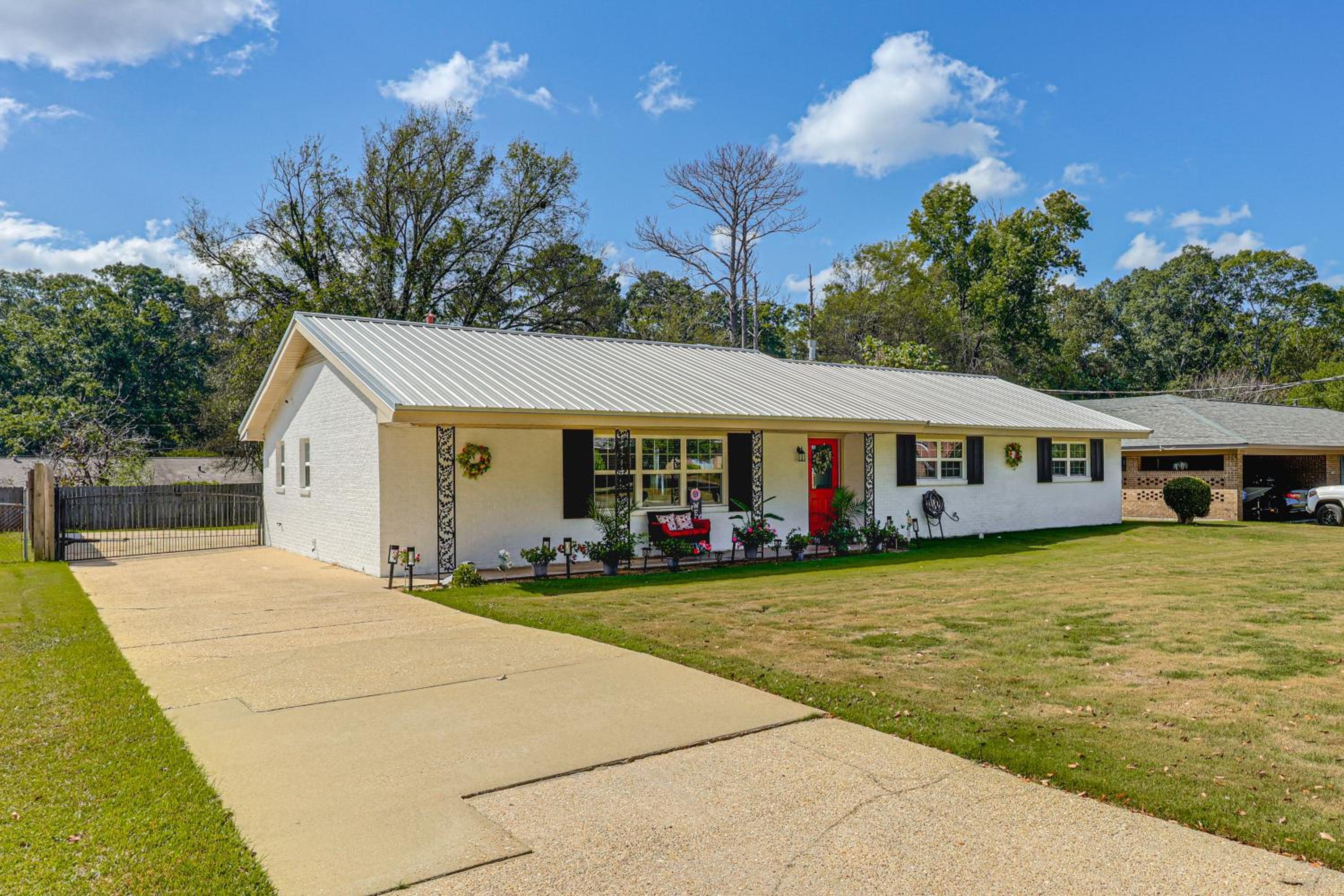 Quiet, Stylish and Convenient Home in Prattville