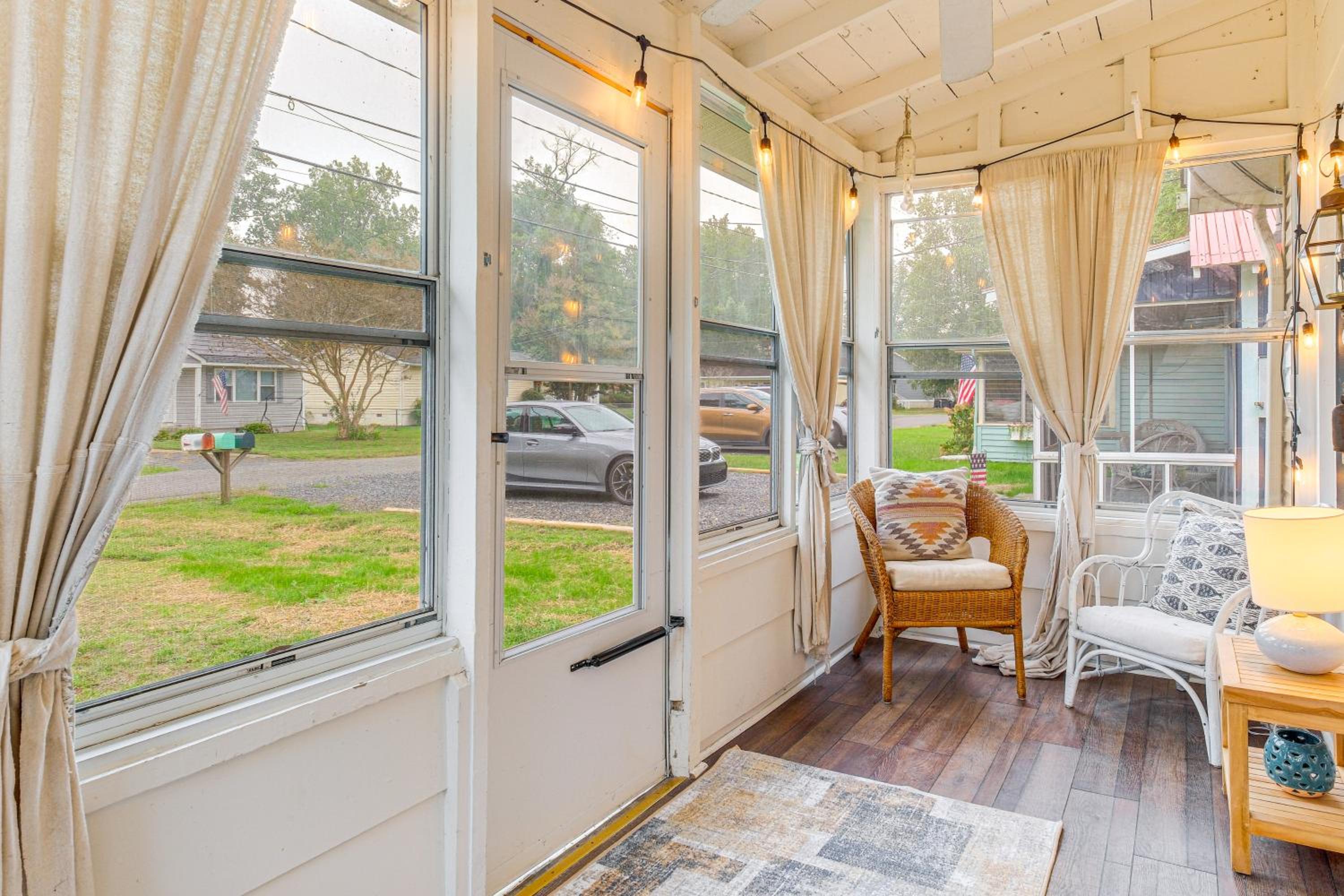 Cozy Cottage Just 2 Blocks From the River!
