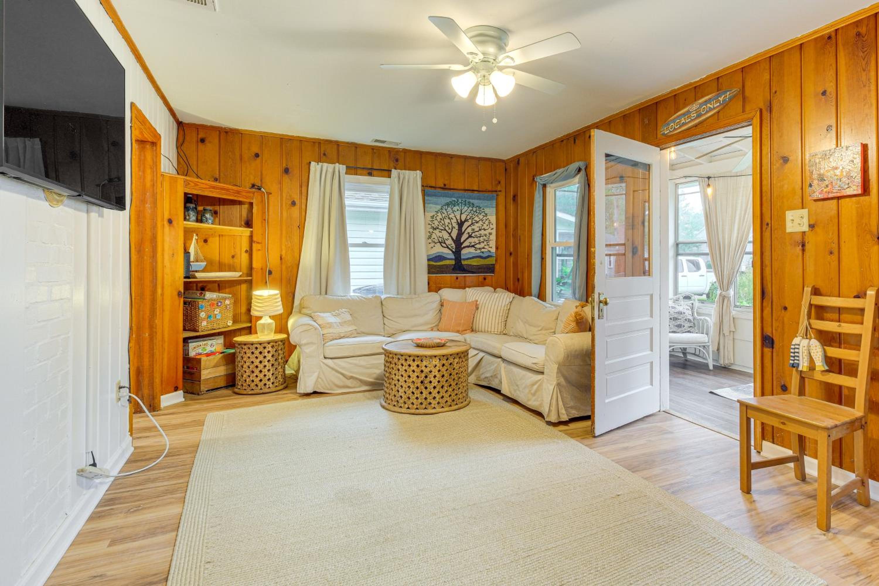 Cozy Cottage Just 2 Blocks From the River!
