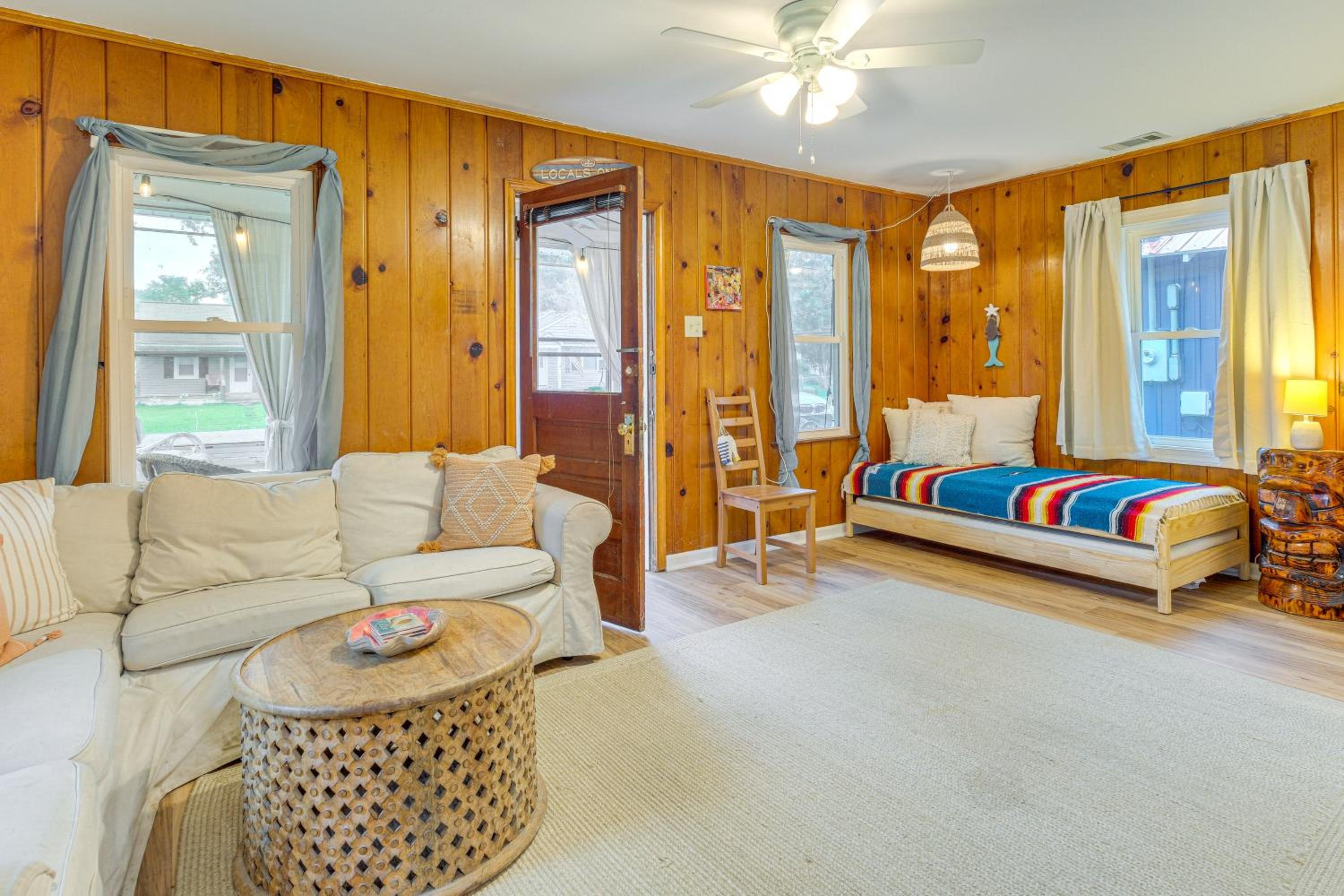 Cozy Cottage Just 2 Blocks From the River!