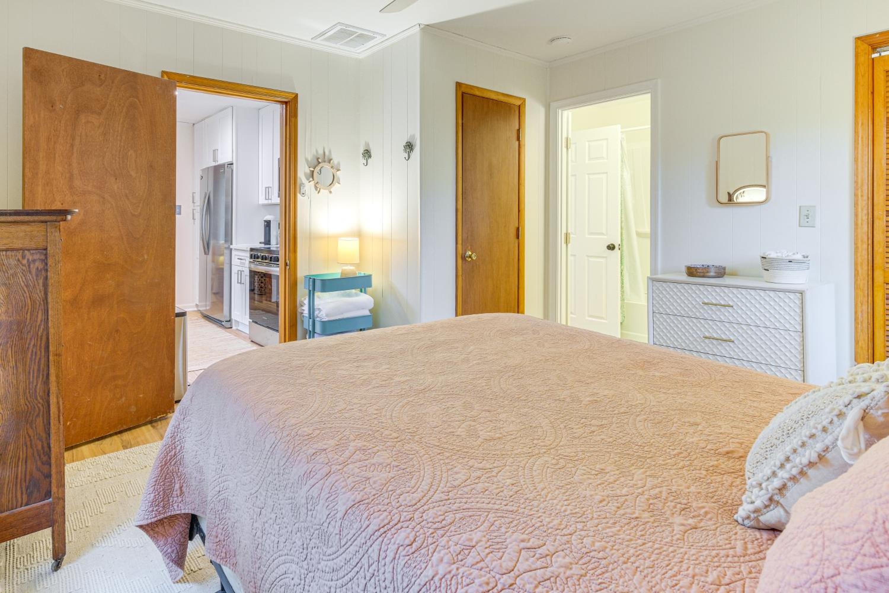 Cozy Cottage Just 2 Blocks From the River!