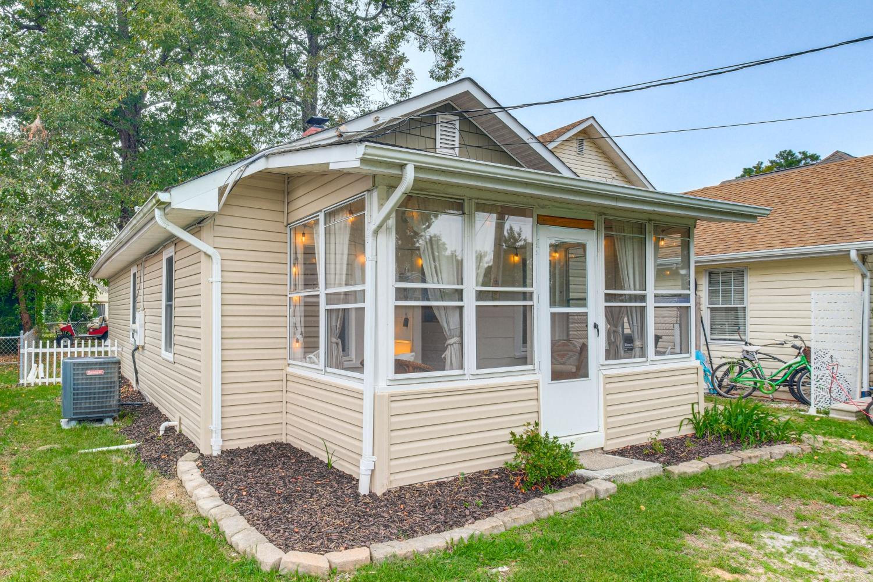 Cozy Cottage Just 2 Blocks From the River!