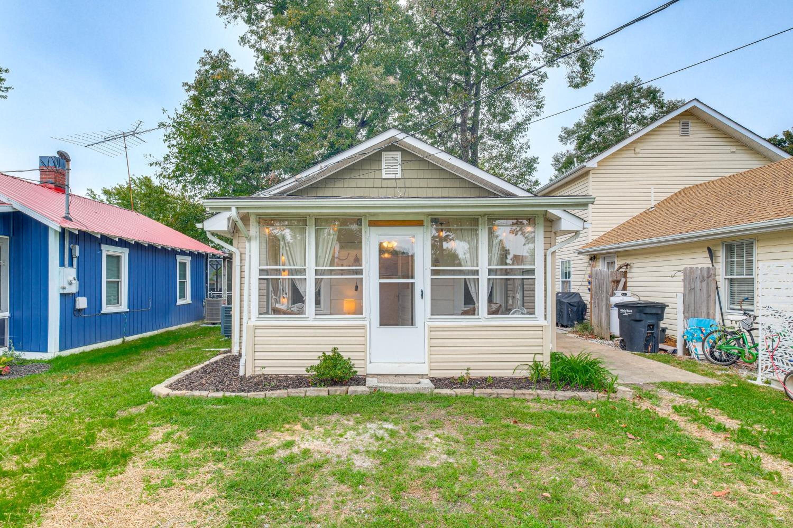 Cozy Cottage Just 2 Blocks From the River!