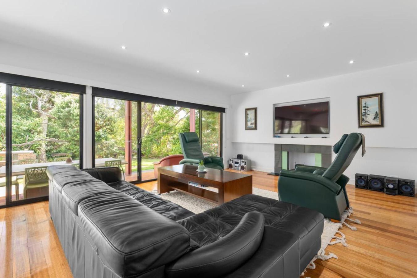 Mornington Escape 350m to beach