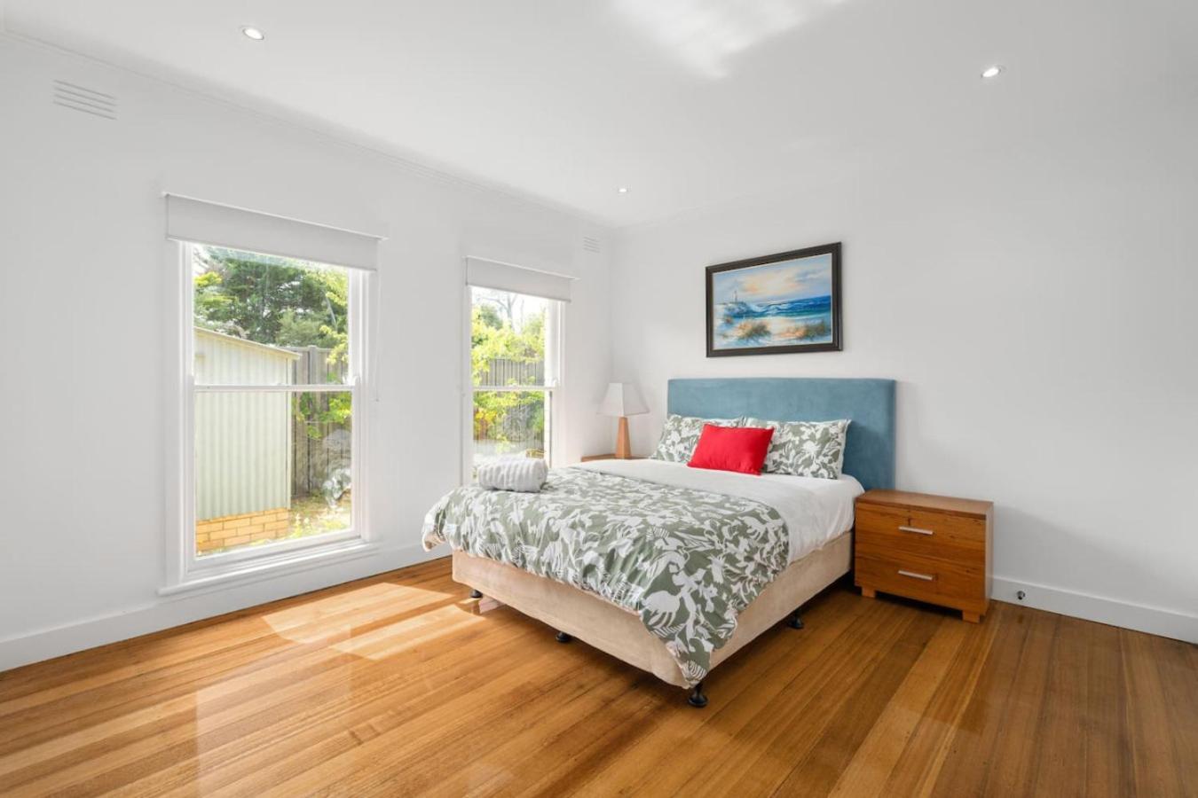 Mornington Escape 350m to beach
