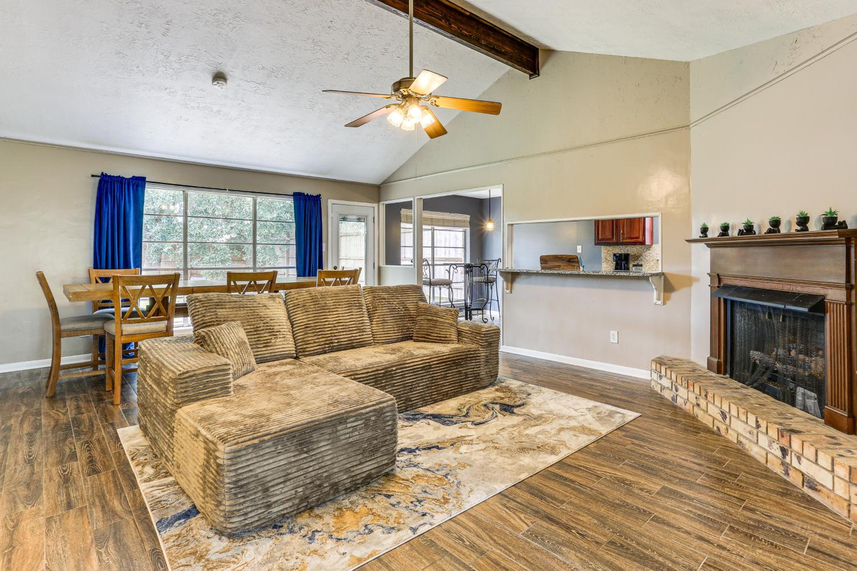 Fish, Golf, Explore Home 3 Mi to Prien Lake Park!
