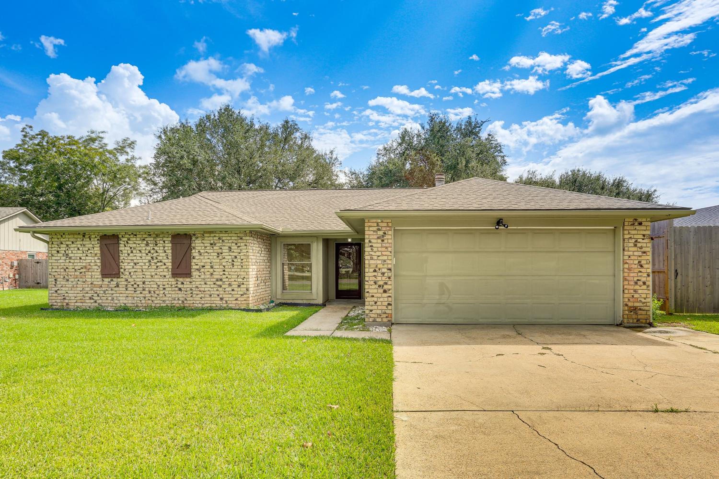 Fish, Golf, Explore Home 3 Mi to Prien Lake Park!