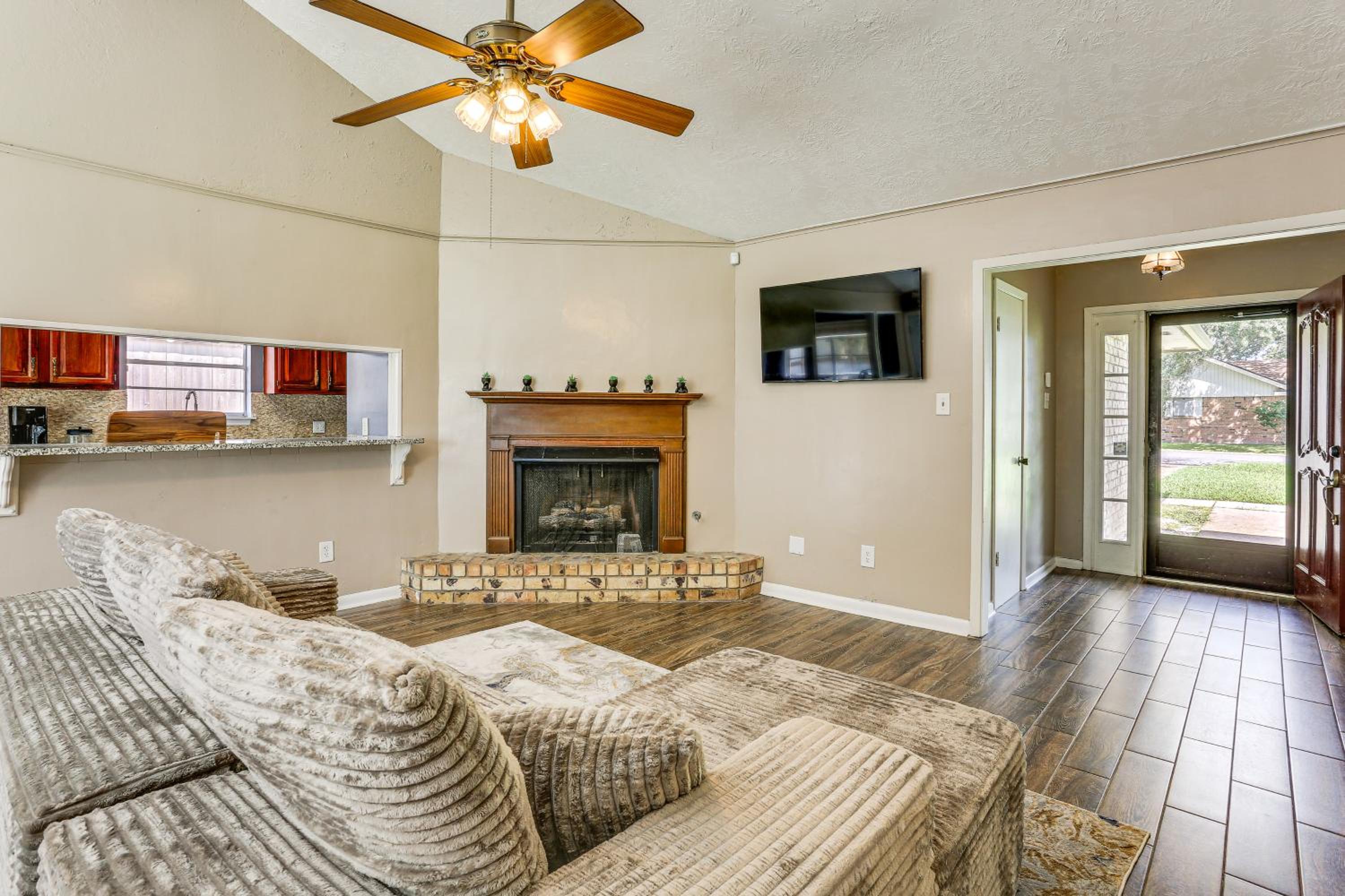 Fish, Golf, Explore Home 3 Mi to Prien Lake Park!