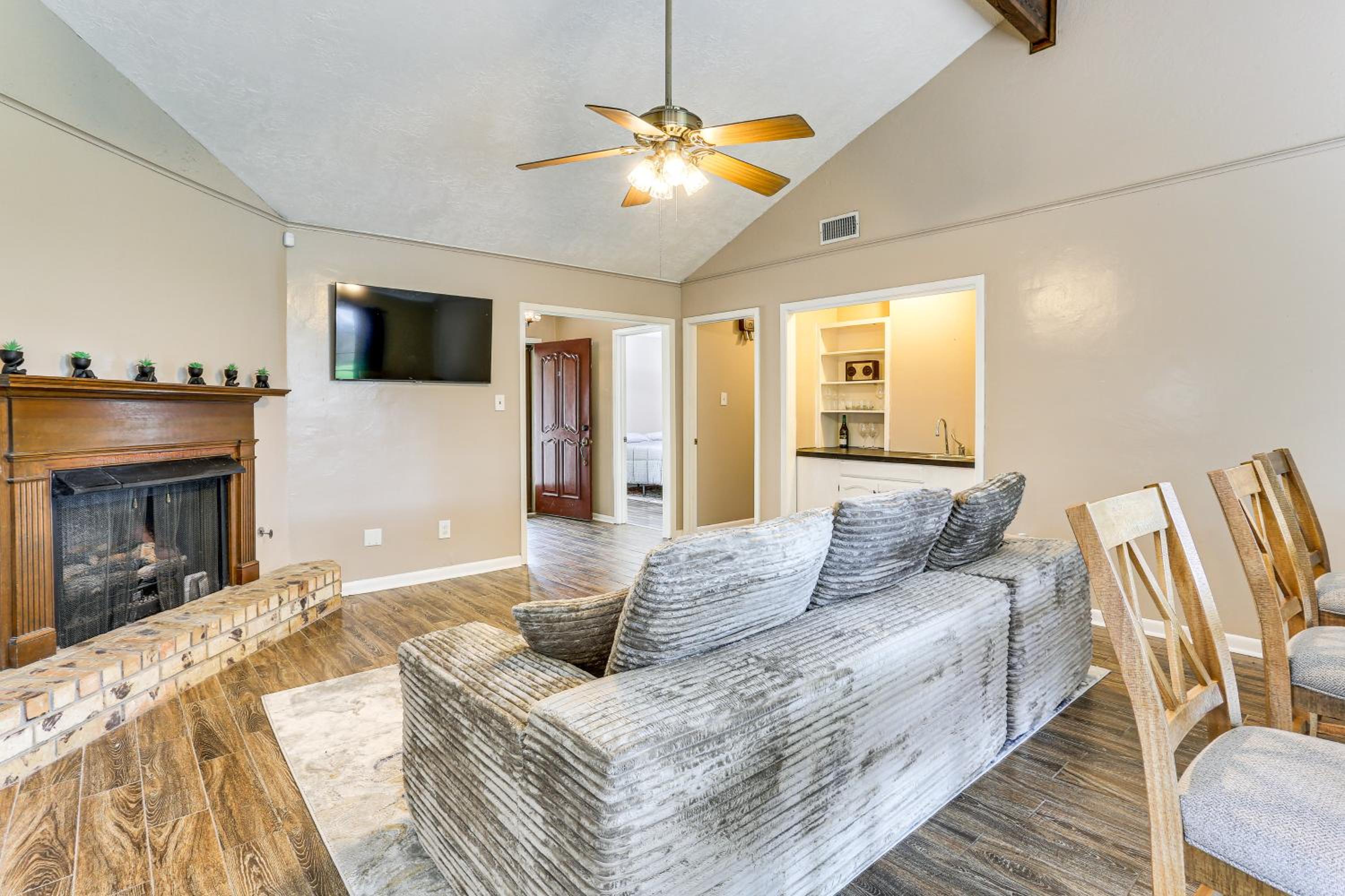 Fish, Golf, Explore Home 3 Mi to Prien Lake Park!