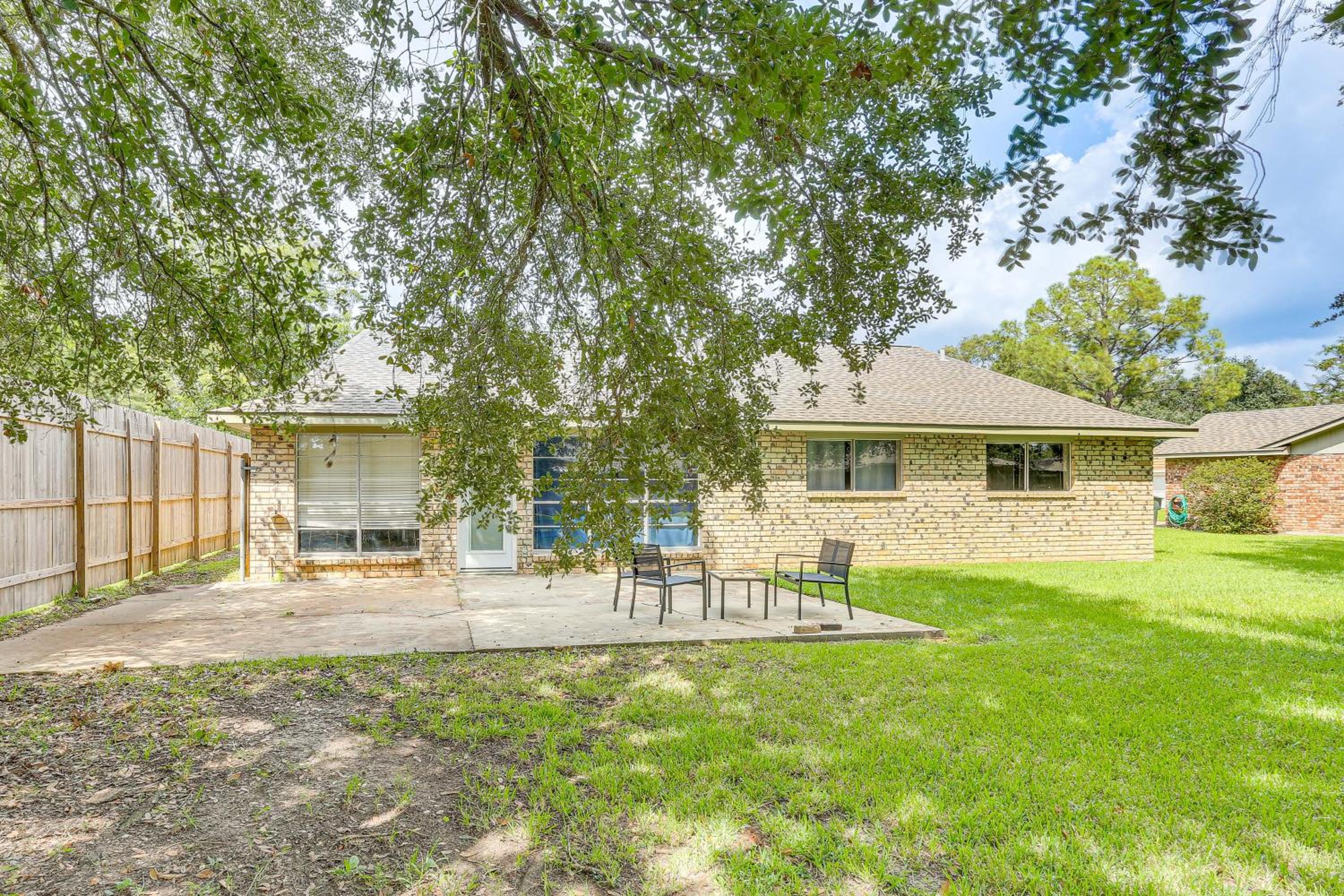 Fish, Golf, Explore Home 3 Mi to Prien Lake Park!