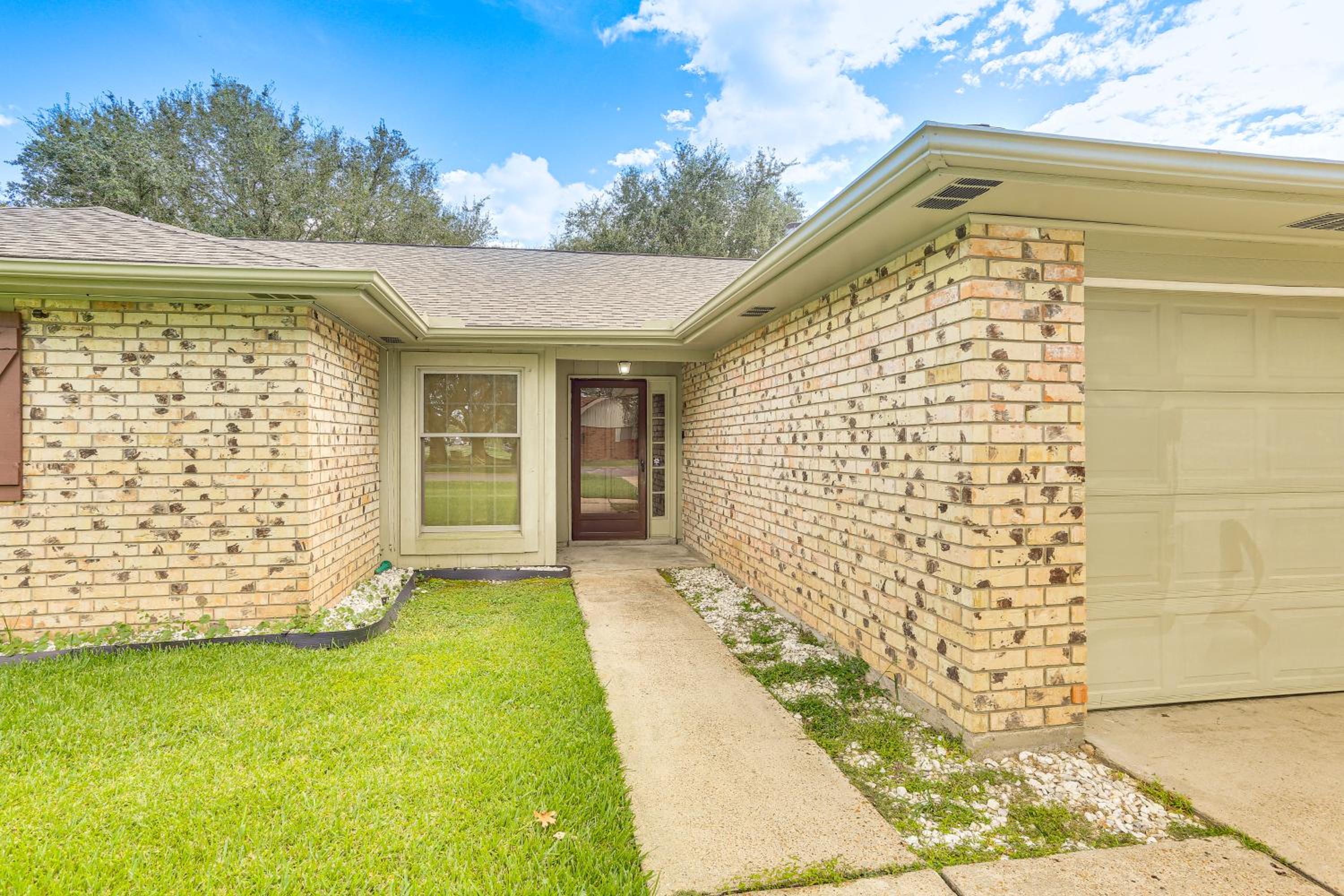Fish, Golf, Explore Home 3 Mi to Prien Lake Park!