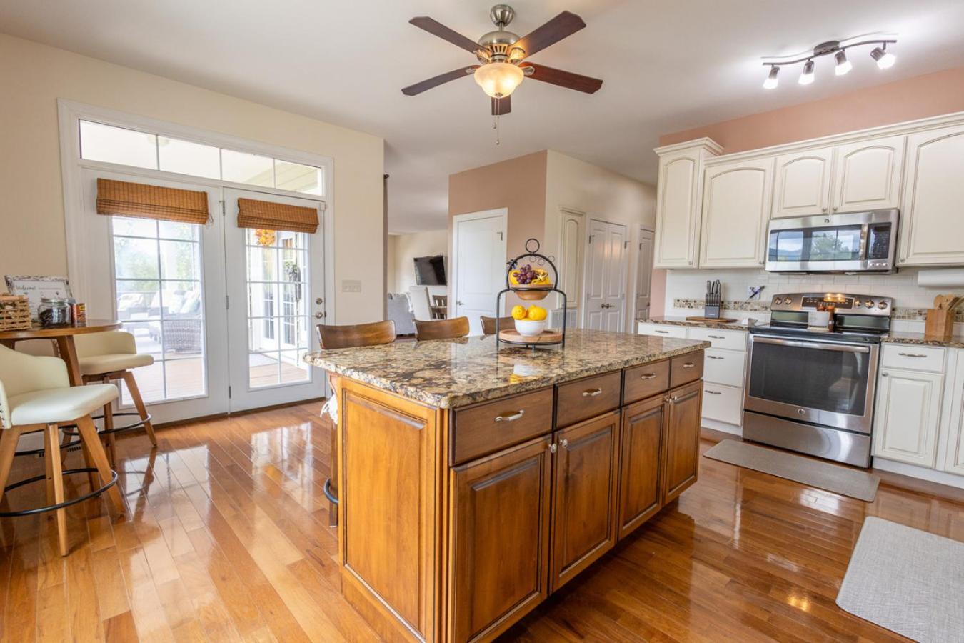 The Retreat at Paradise Hills 6BR Lake Front Dock Game Room