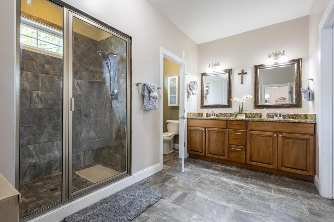 The Retreat at Paradise Hills 6BR Lake Front Dock Game Room