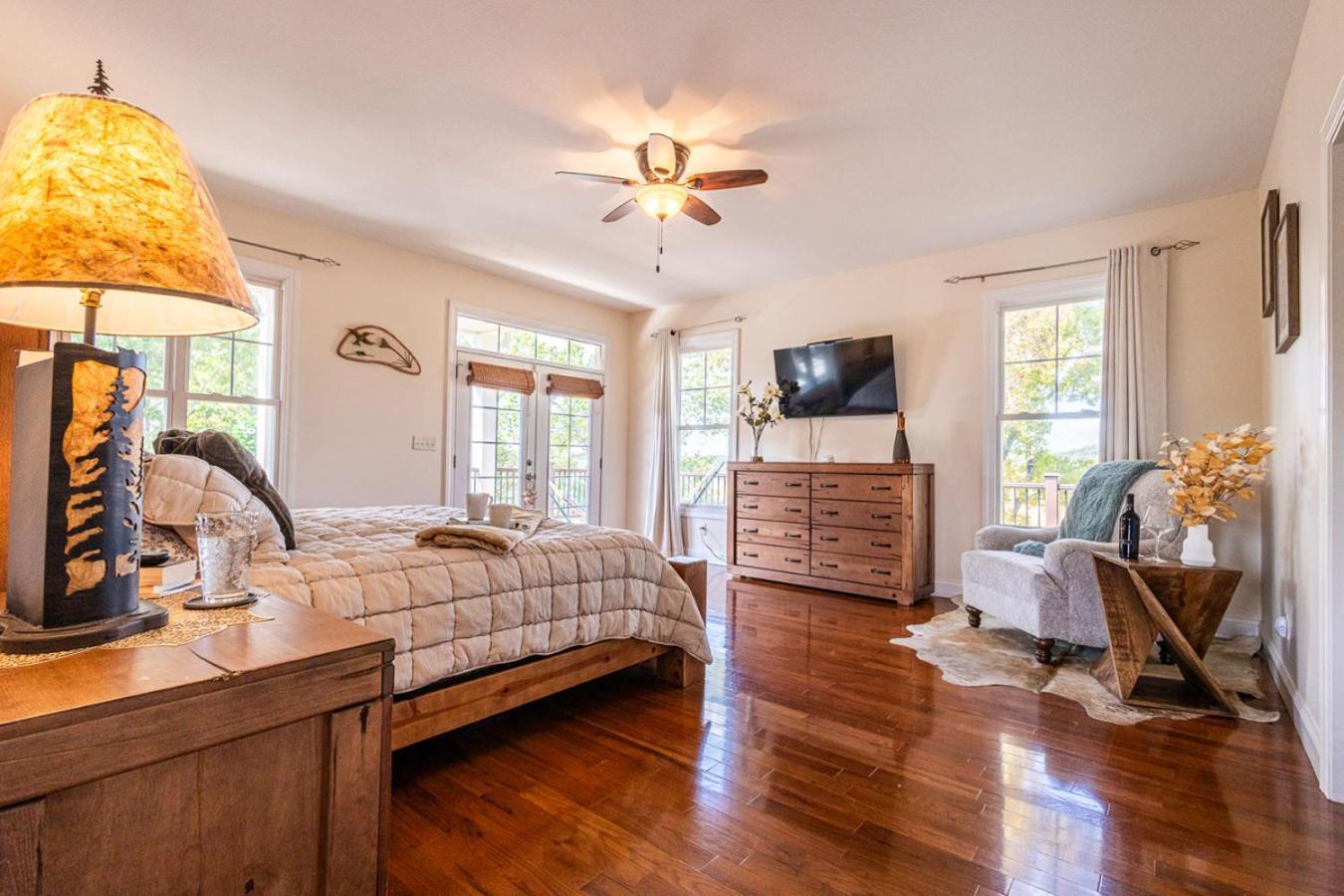 The Retreat at Paradise Hills 6BR Lake Front Dock Game Room