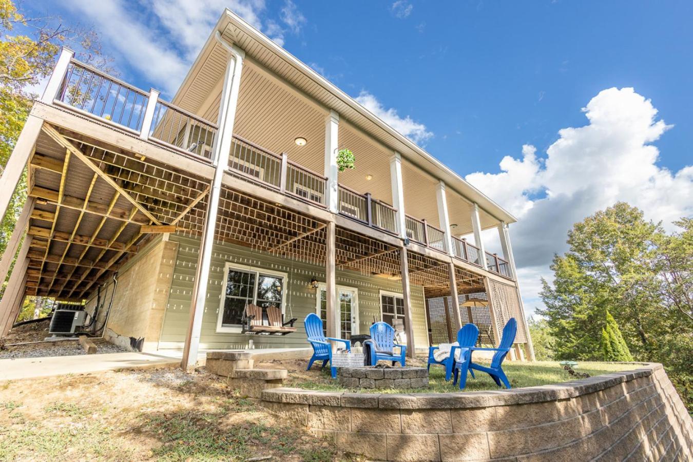The Retreat at Paradise Hills 6BR Lake Front Dock Game Room