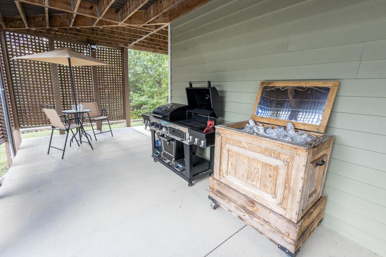 The Retreat at Paradise Hills 6BR Lake Front Dock Game Room