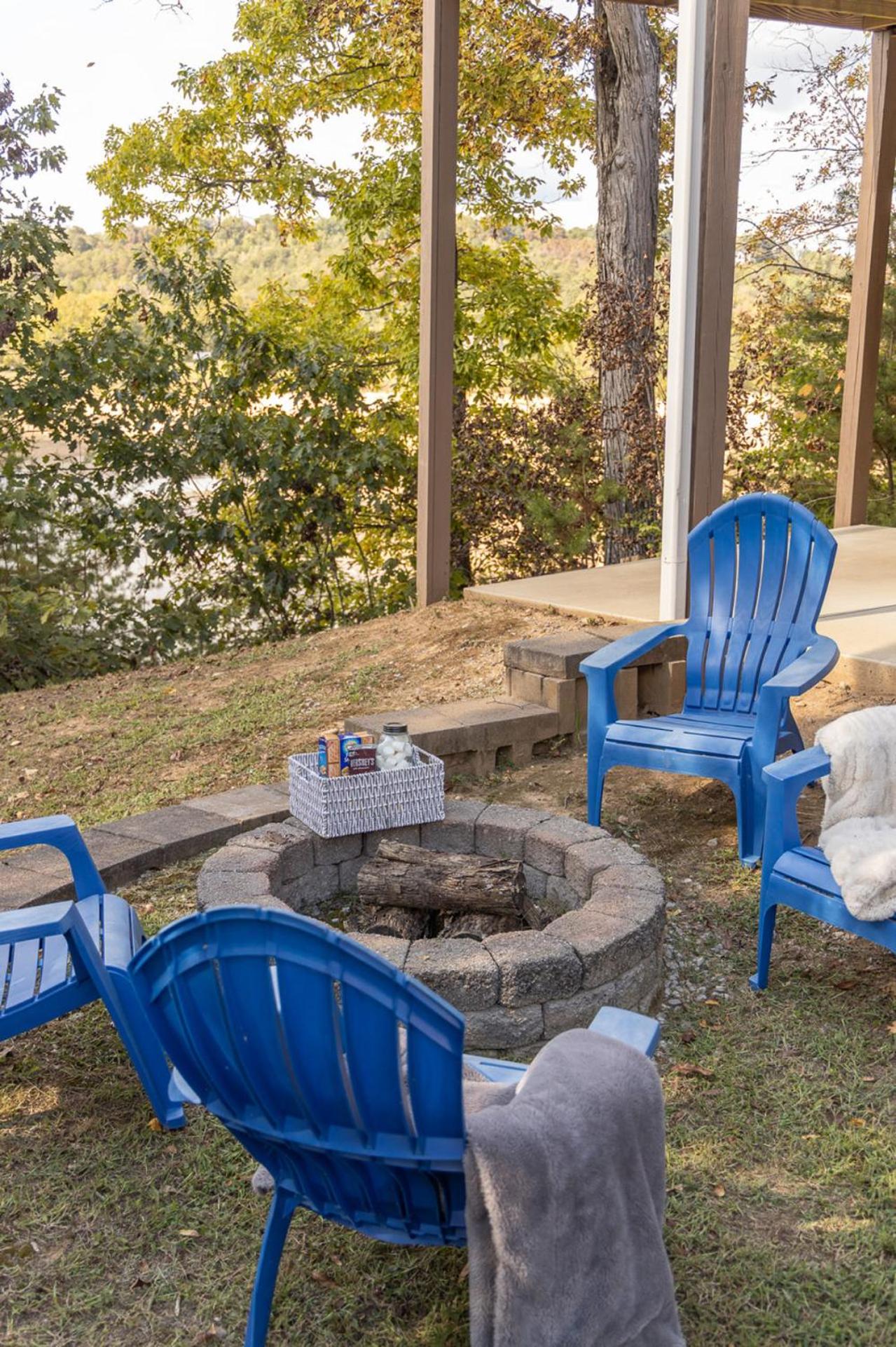 The Retreat at Paradise Hills 6BR Lake Front Dock Game Room