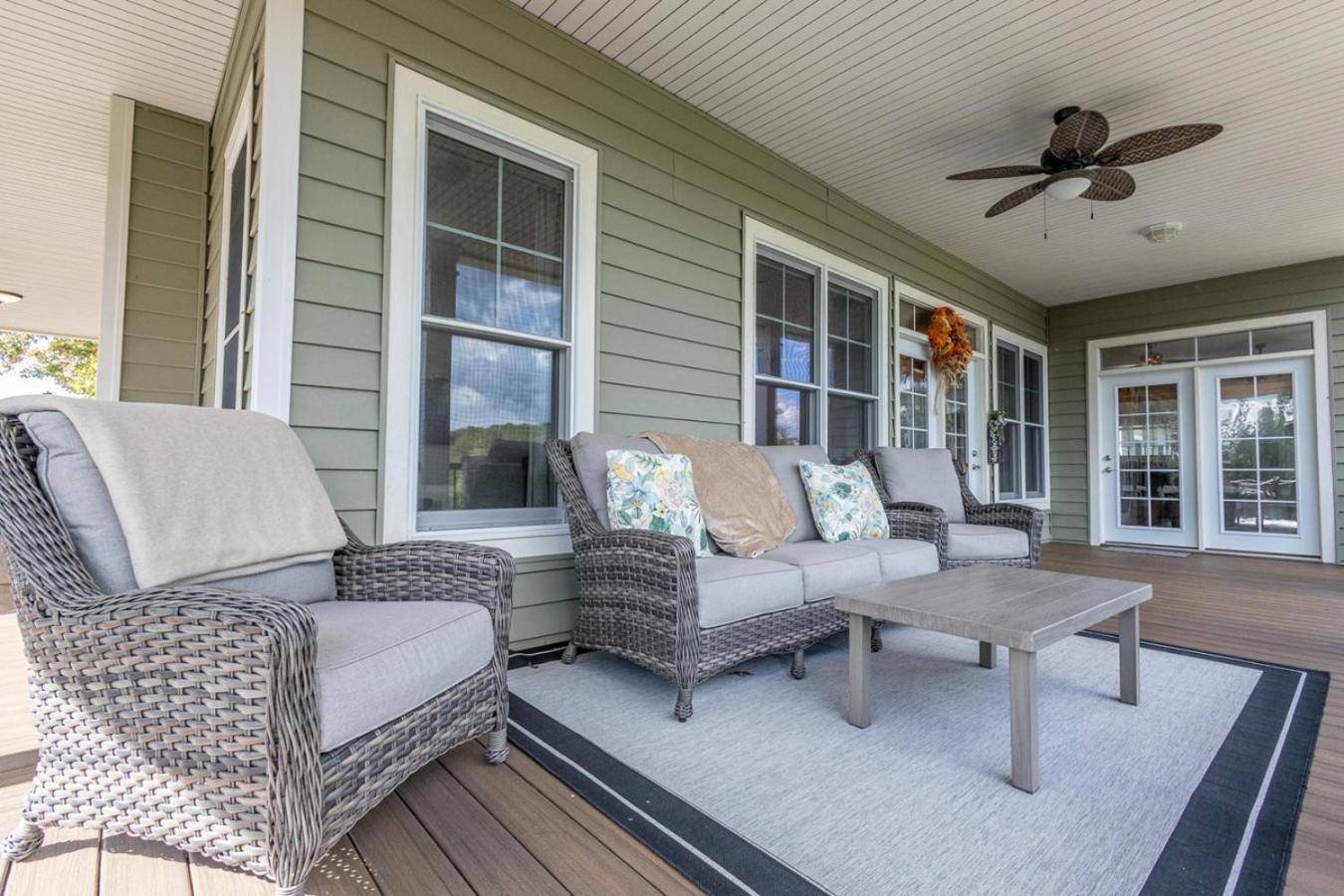 The Retreat at Paradise Hills 6BR Lake Front Dock Game Room