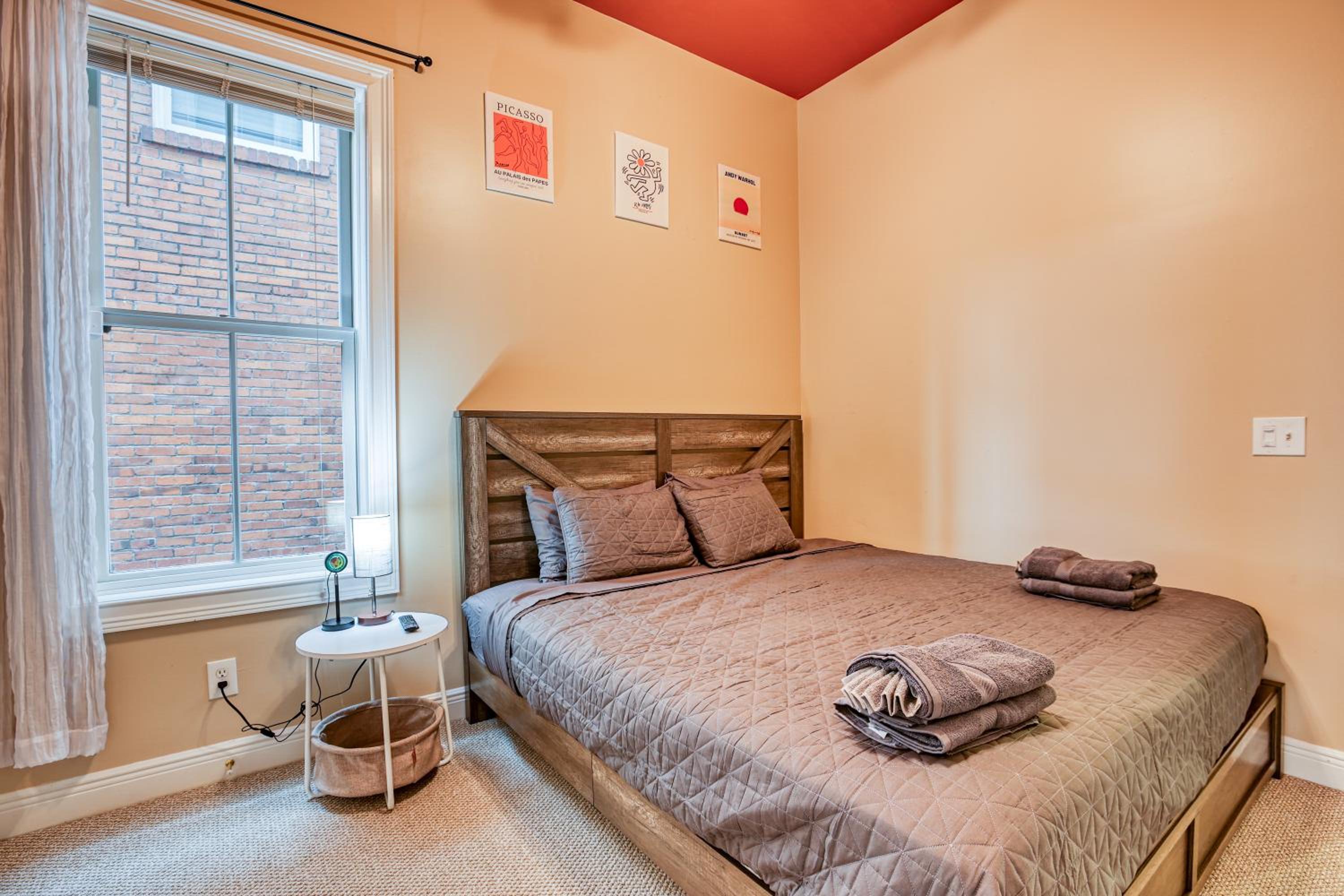 Duplex by Forsyth Park - 2 King Beds - Patio & Balcony