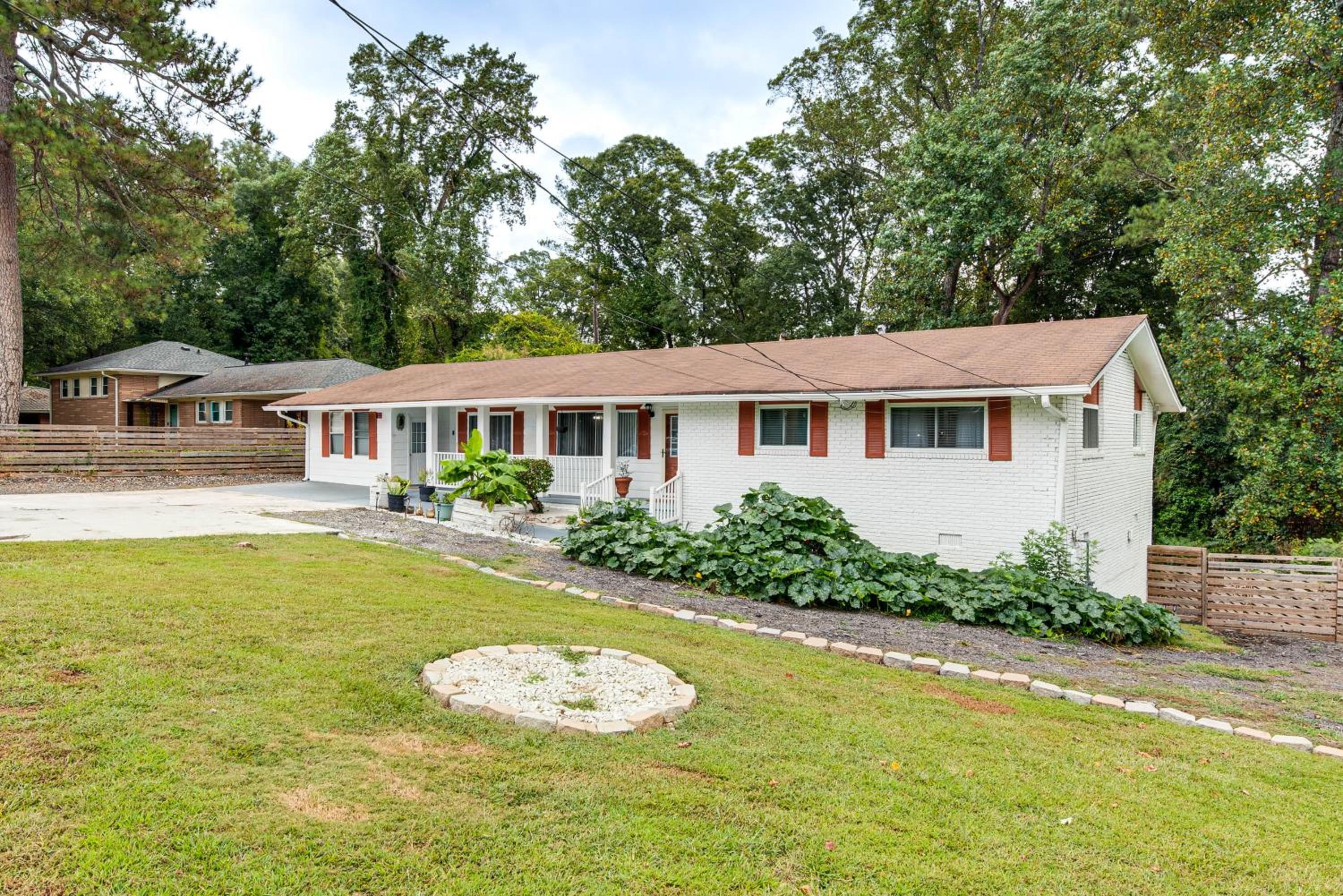 9 Mi to Downtown Atlanta Home with Deck and Yard!