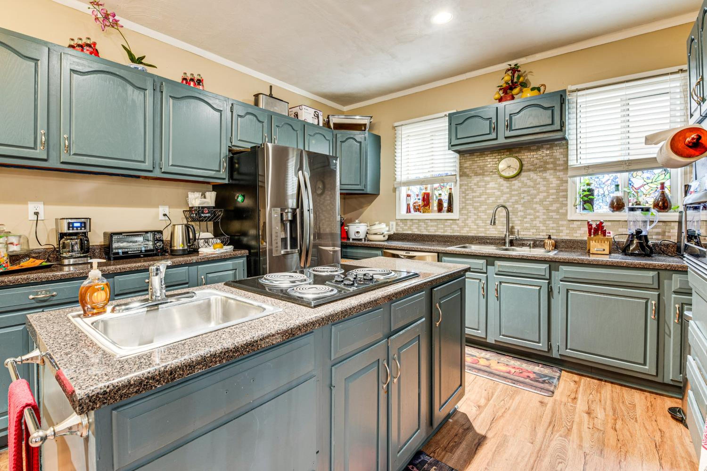 9 Mi to Downtown Atlanta Home with Deck and Yard!