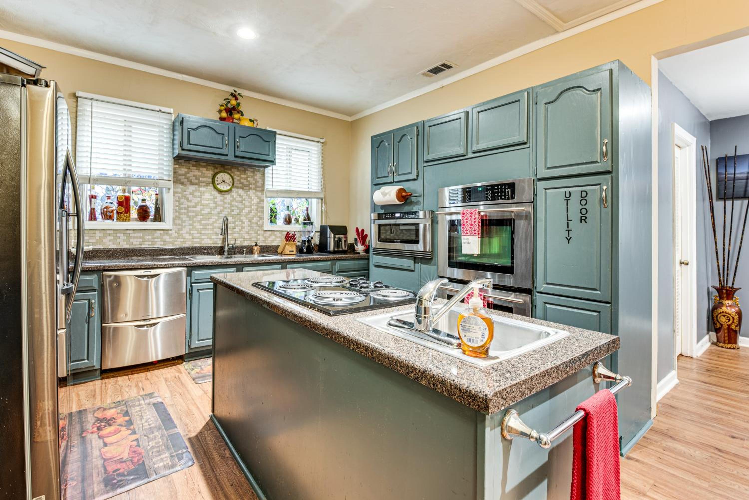 9 Mi to Downtown Atlanta Home with Deck and Yard!